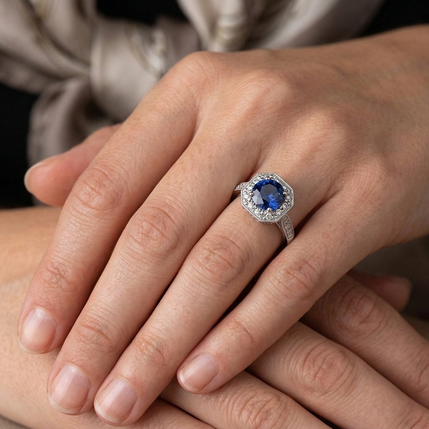 Anello con zaffiro dello Sri Lanka da 3,35 carati e diamanti in oro bianco 14K