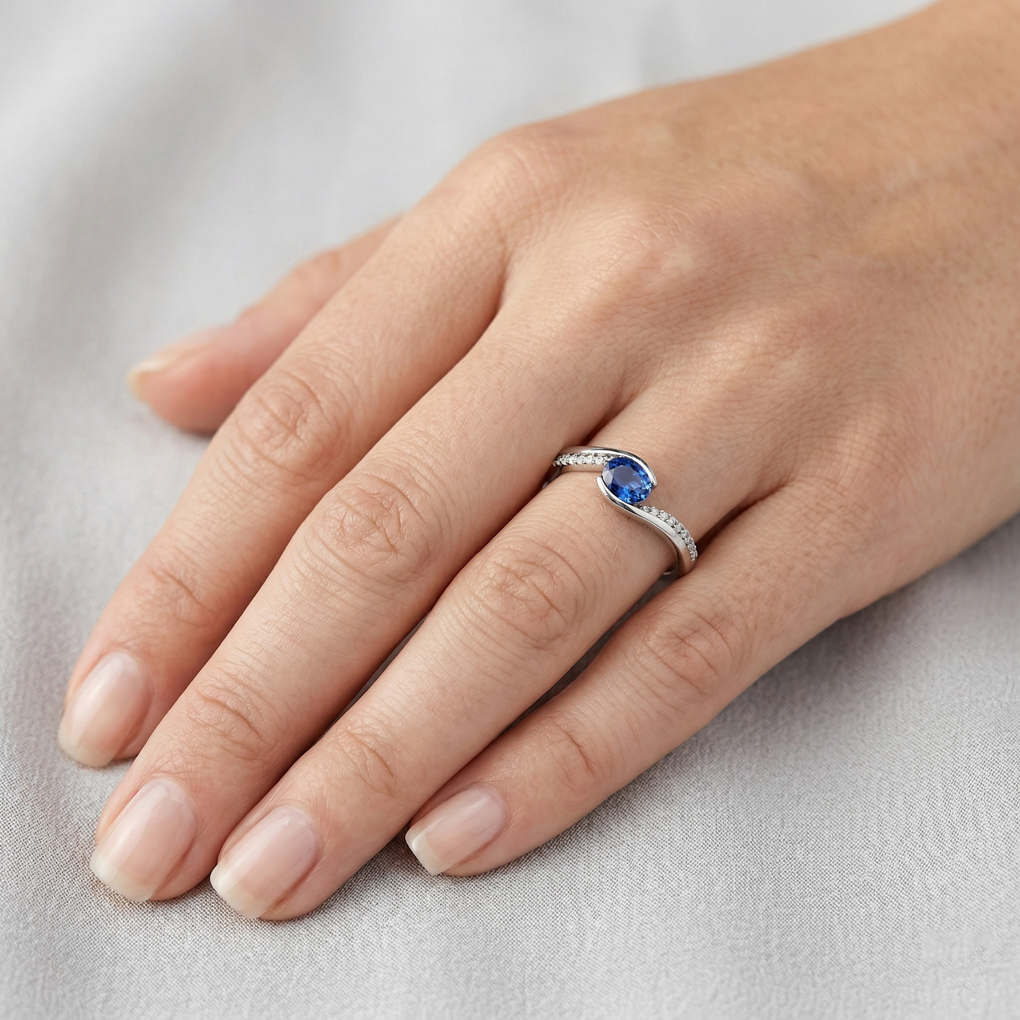 Anello con zaffiro dello Sri Lanka e diamanti a taglio ovale da 2 ct. Oro bianco 14K