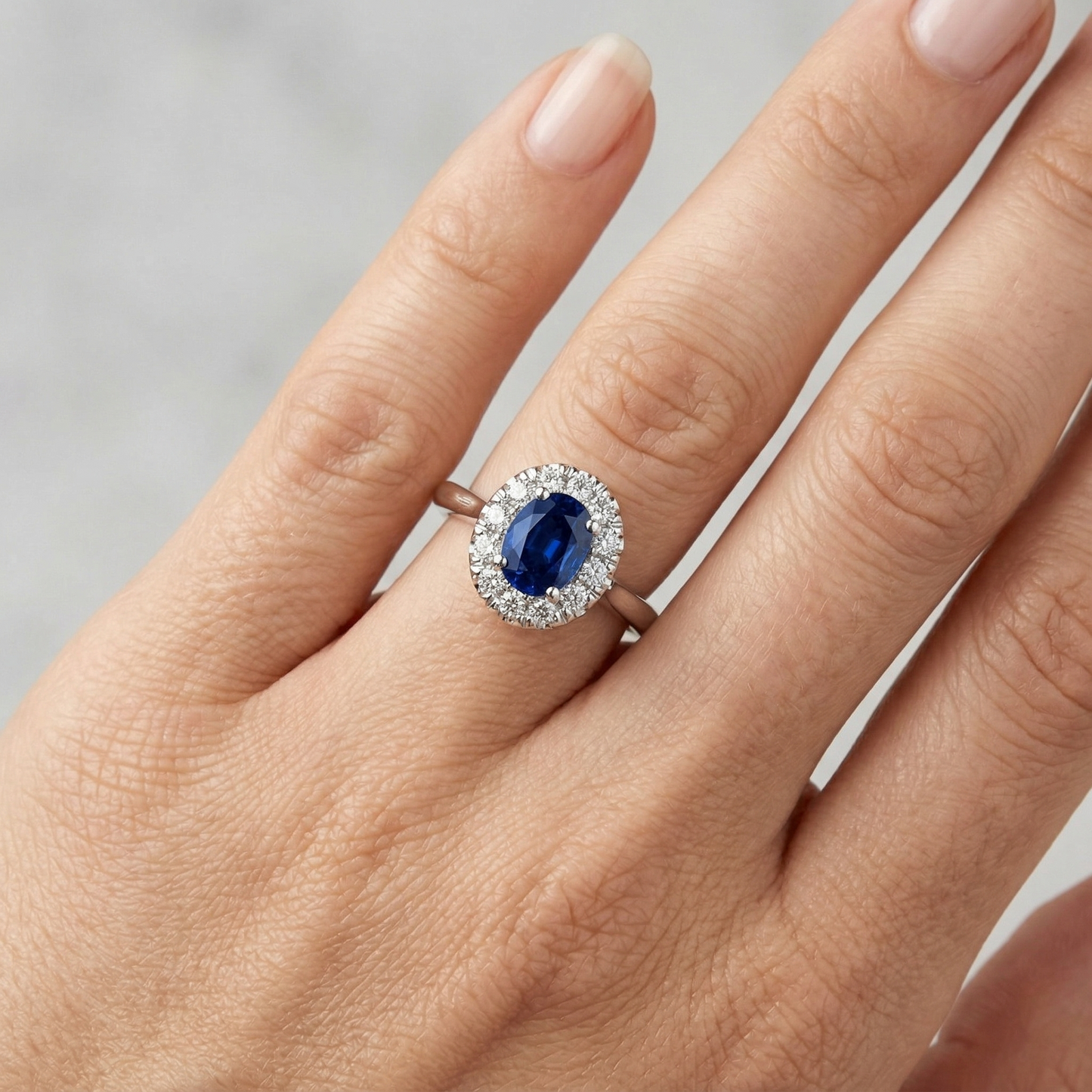 Anello con zaffiro dello Sri Lanka ovale a taglio rotondo da 1,85 ct con oro bianco 14K