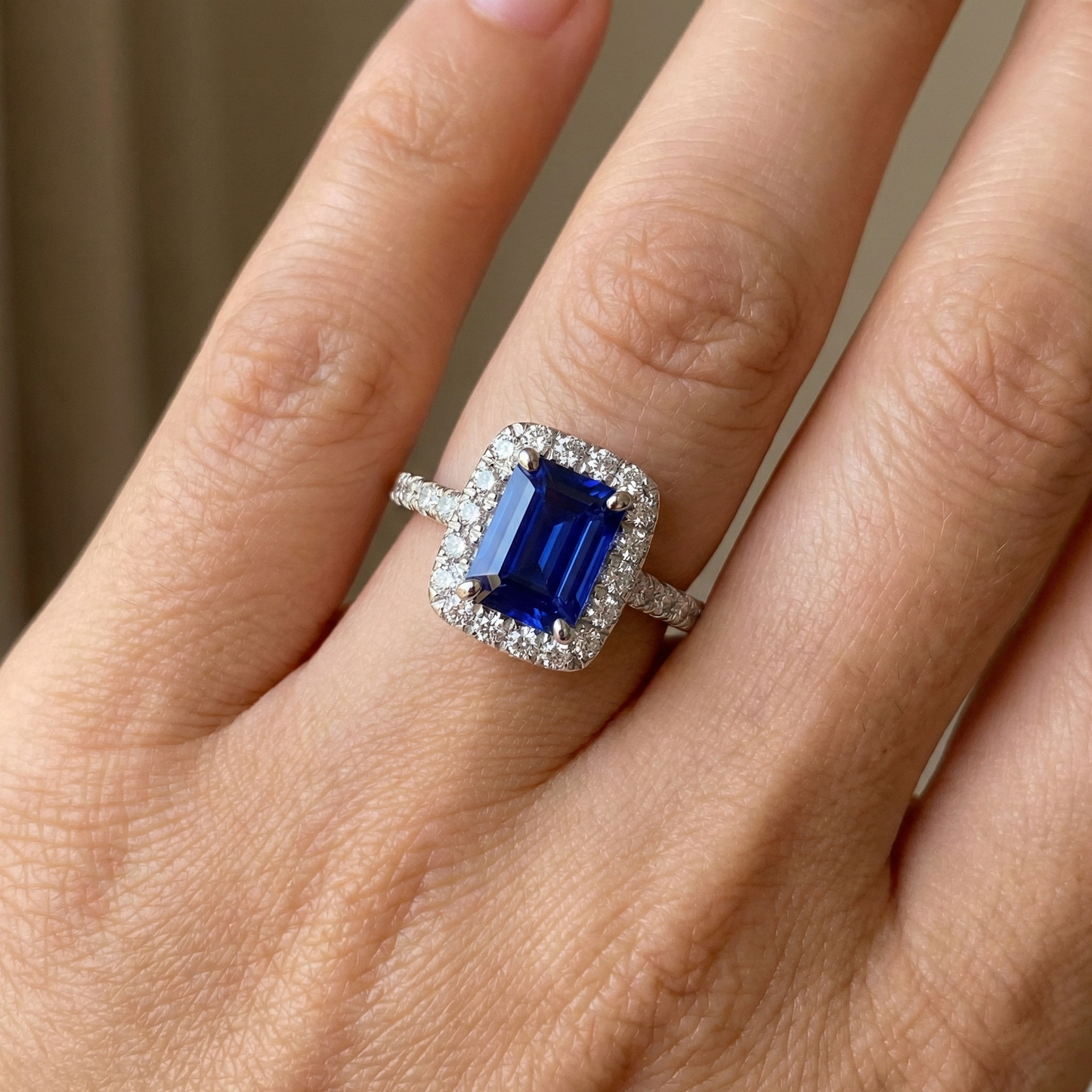 Anello con zaffiro dello Sri Lanka taglio smeraldo e diamanti, oro bianco 3 ct 14K