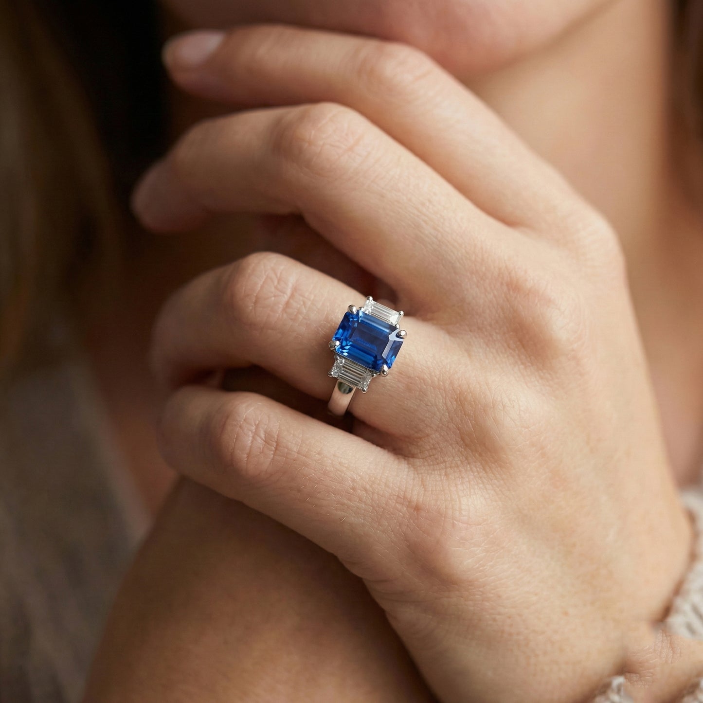 Anello con zaffiro di Ceylon a 2 carati e diamanti Baguette a punta con pietre preziose in oro bianco 14K
