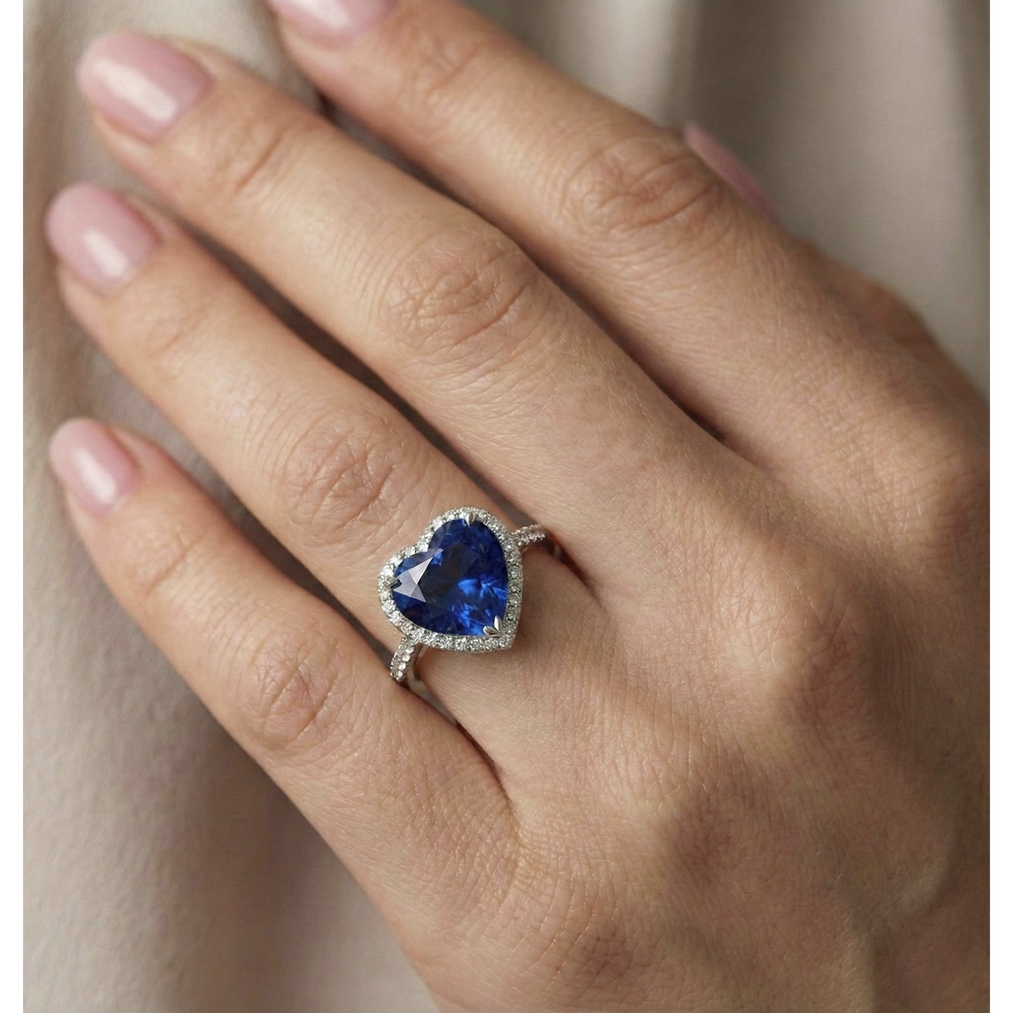 Anello con zaffiro di Ceylon con pietre preziose a cuore da donna. 6 carati. stile intrecciato