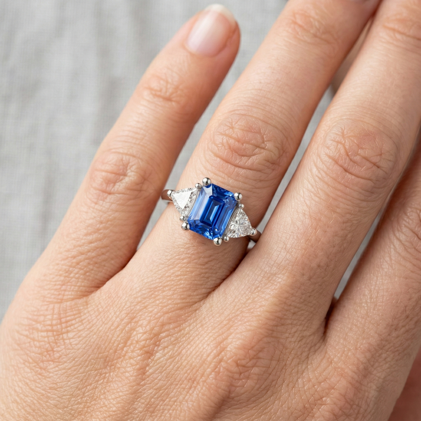 Anello con zaffiro di Ceylon radiante a tre pietre da un trilione di diamanti 2.50 carati