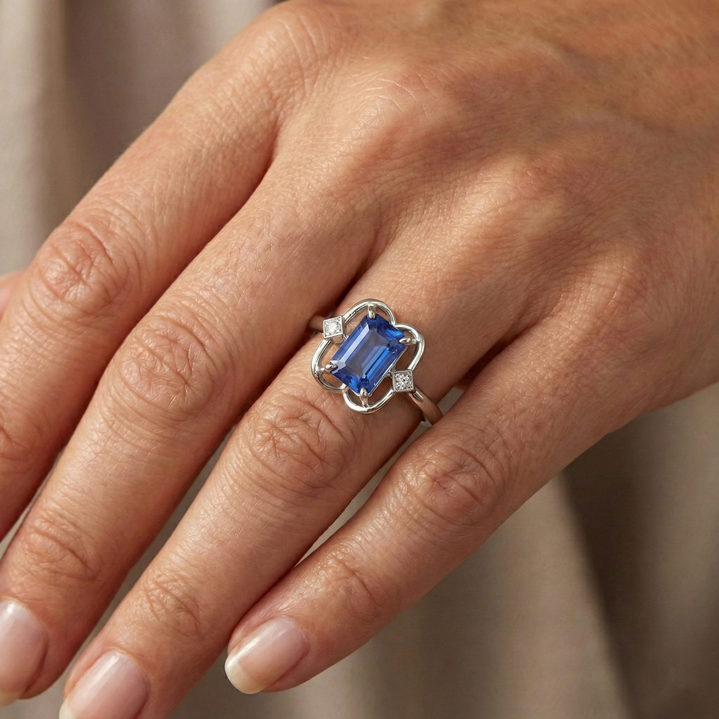 Anello con zaffiro smeraldo da 1,75 carati, diamanti tondi, castone con 3 pietre in oro bianco 14k