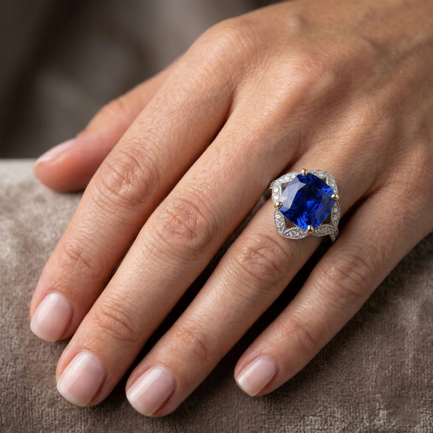 Anello cuscino con zaffiro dello Sri Lanka e diamanti 5,65 ct. Oro bicolore