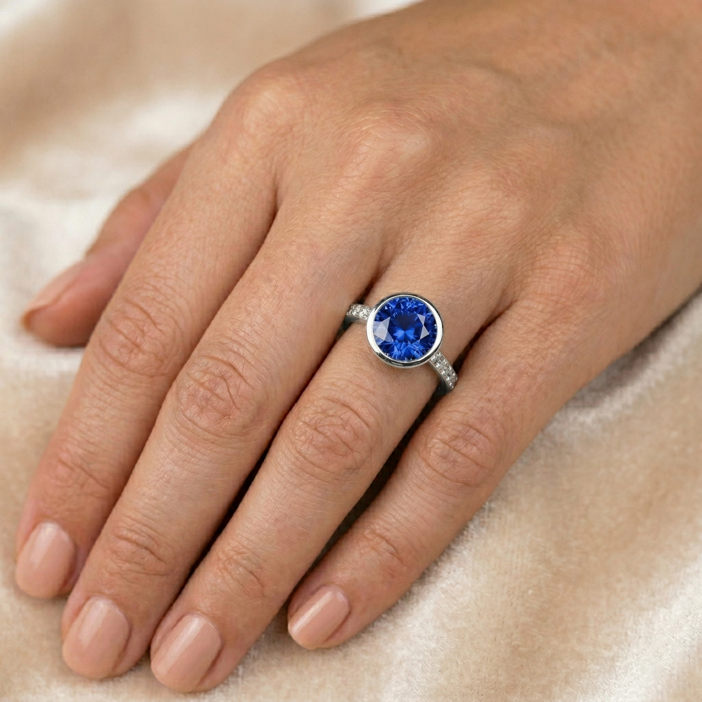 Anello da 3,50 ct con castone in oro bianco 14K con zaffiro di Ceylon rotondo e diamanti