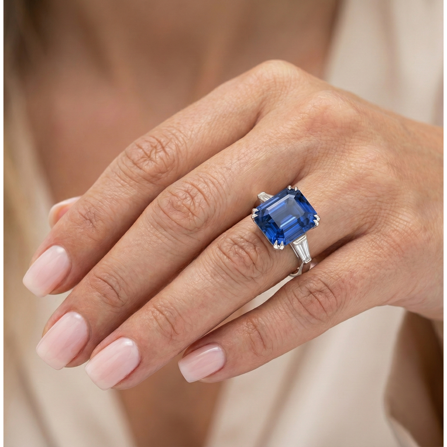 Anello da donna con 3 pietre di smeraldo e zaffiro naturale e diamanti 4.50 carati