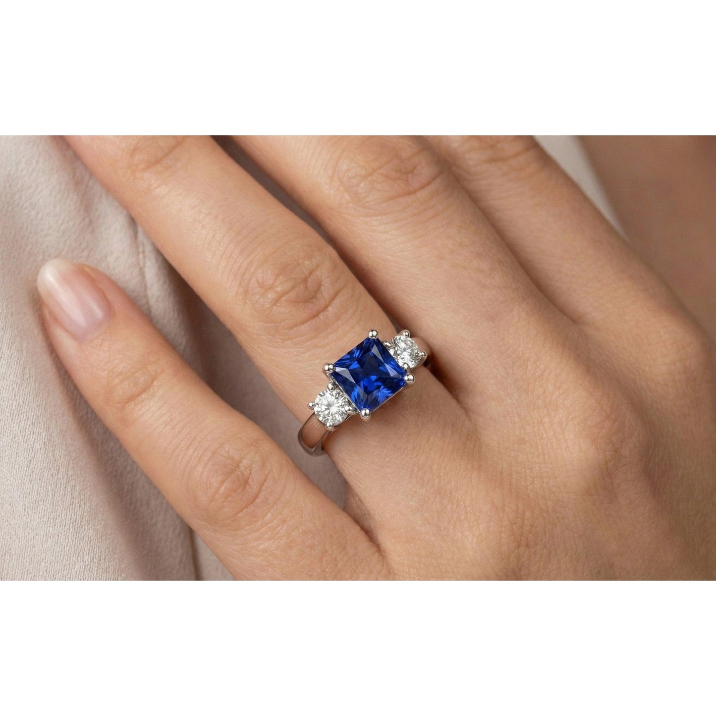 Anello da donna con diamanti tondi. 1,25 carati. Zaffiro di Ceylon. Montatura a U e oro bianco 14K