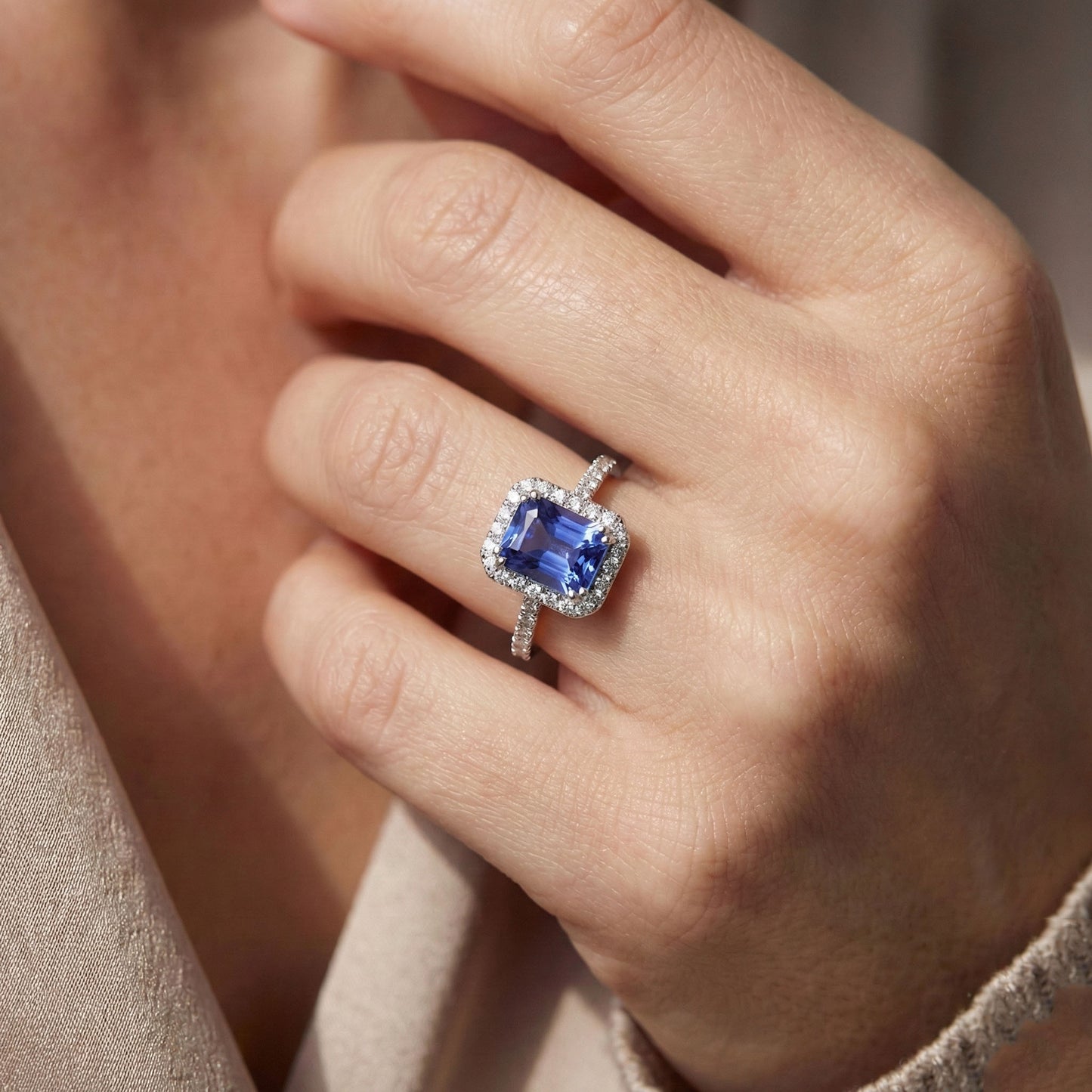 Anello da donna con zaffiro blu intenso Halo Radiante e diamanti 3.50 carati