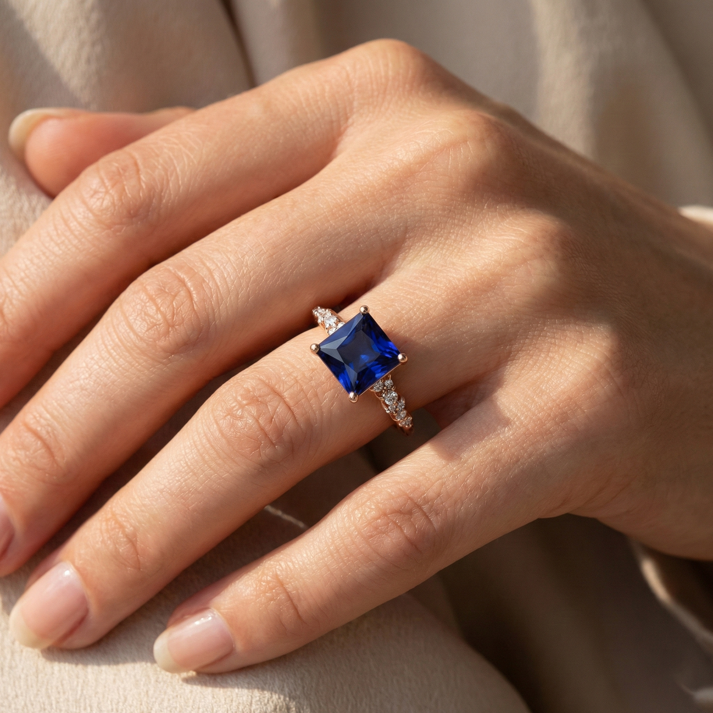 Anello da donna in oro rosa con pietra preziosa zaffiro blu con accenti 3.75 carati
