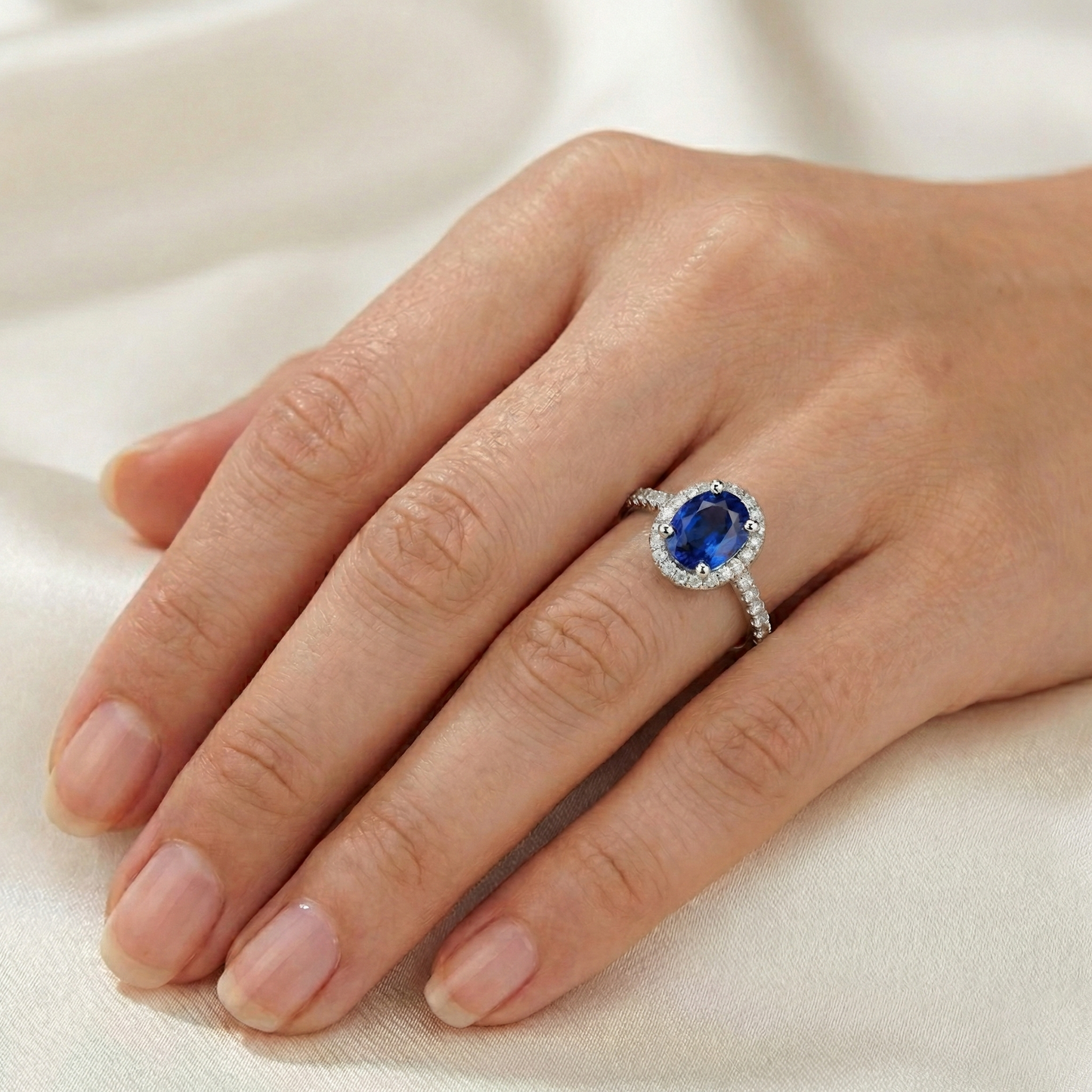 Anello di fidanzamento con zaffiro blu ovale da 2,90 carati e diamante rotondo WG 14K