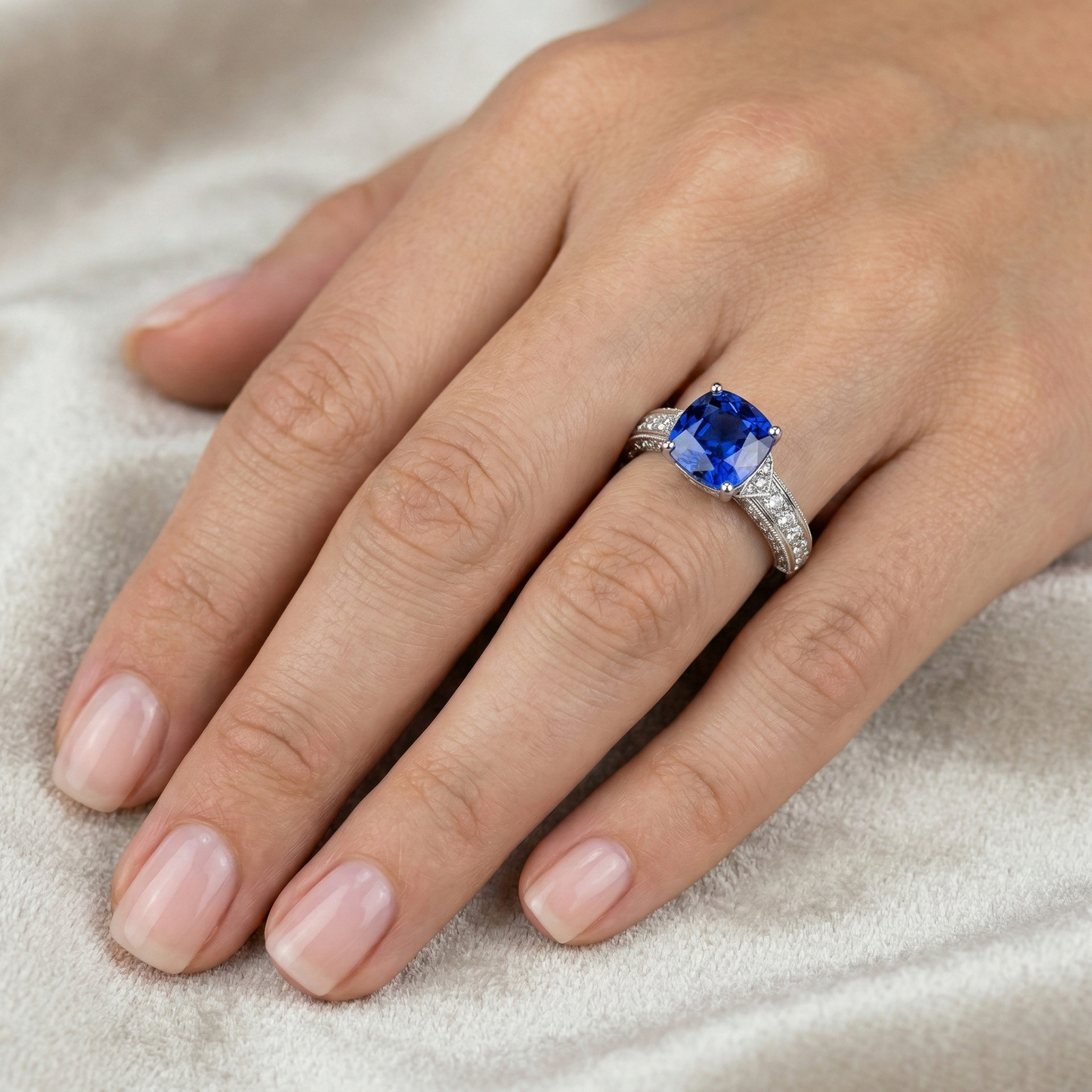 Anello di fidanzamento in oro bianco con diamante e zaffiro blu. 3.50 carati