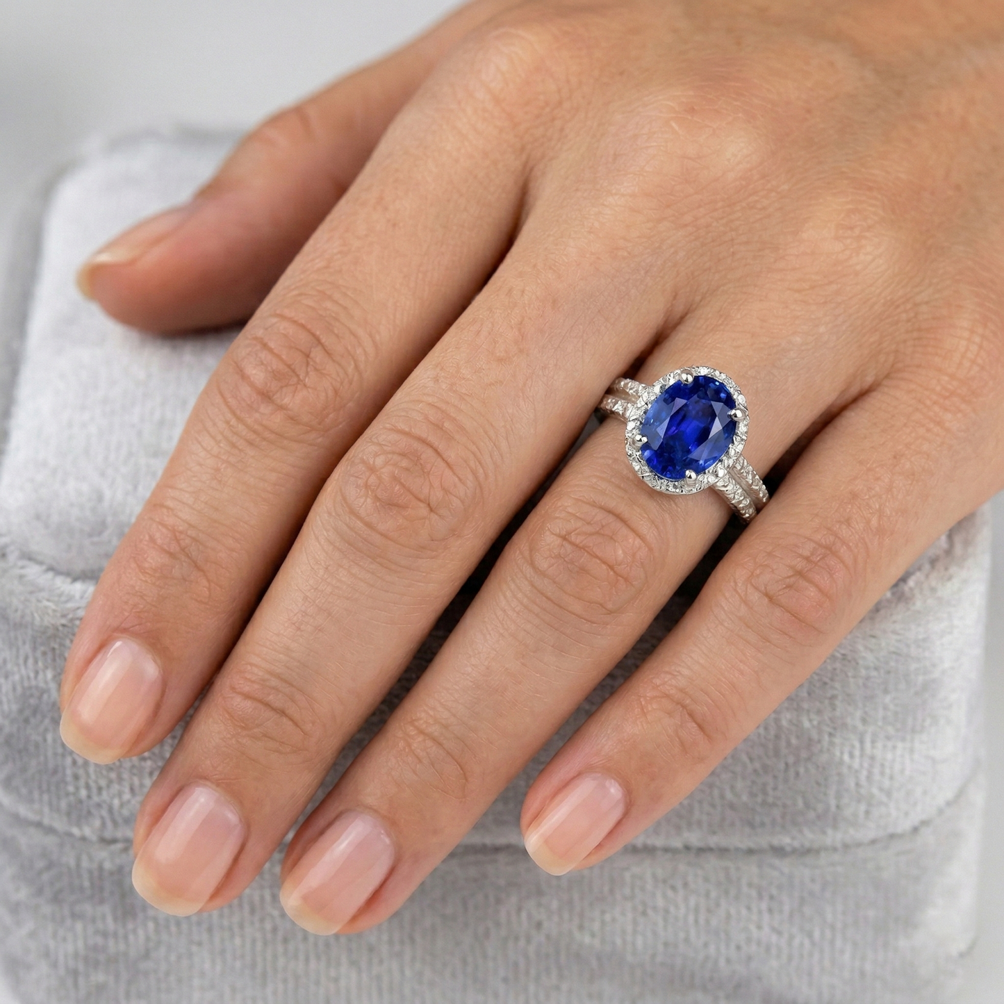 Anello doppio gambo in oro bianco con zaffiro di Ceylon da 4,81 carati e diamanti