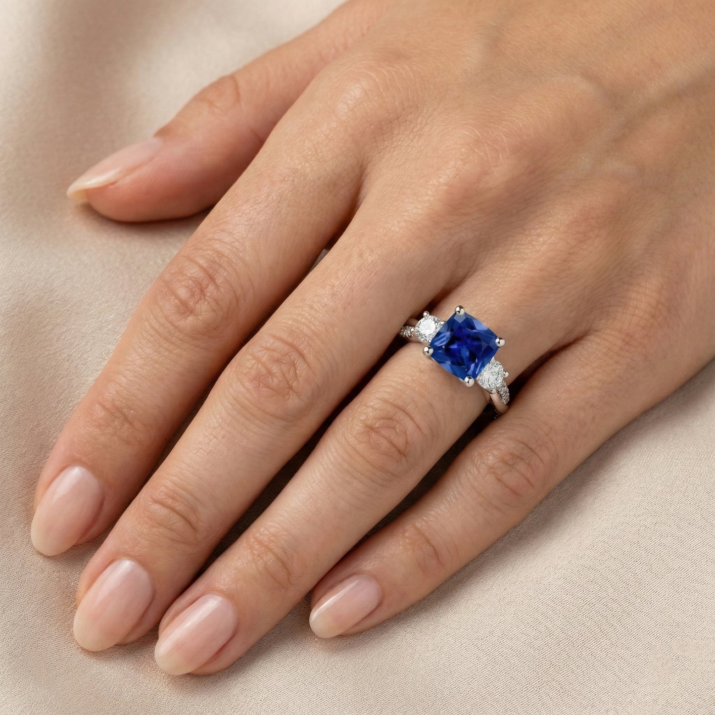 Anello in oro 3 pietre stile cuscino zaffiro blu con accenti 2.75 carati