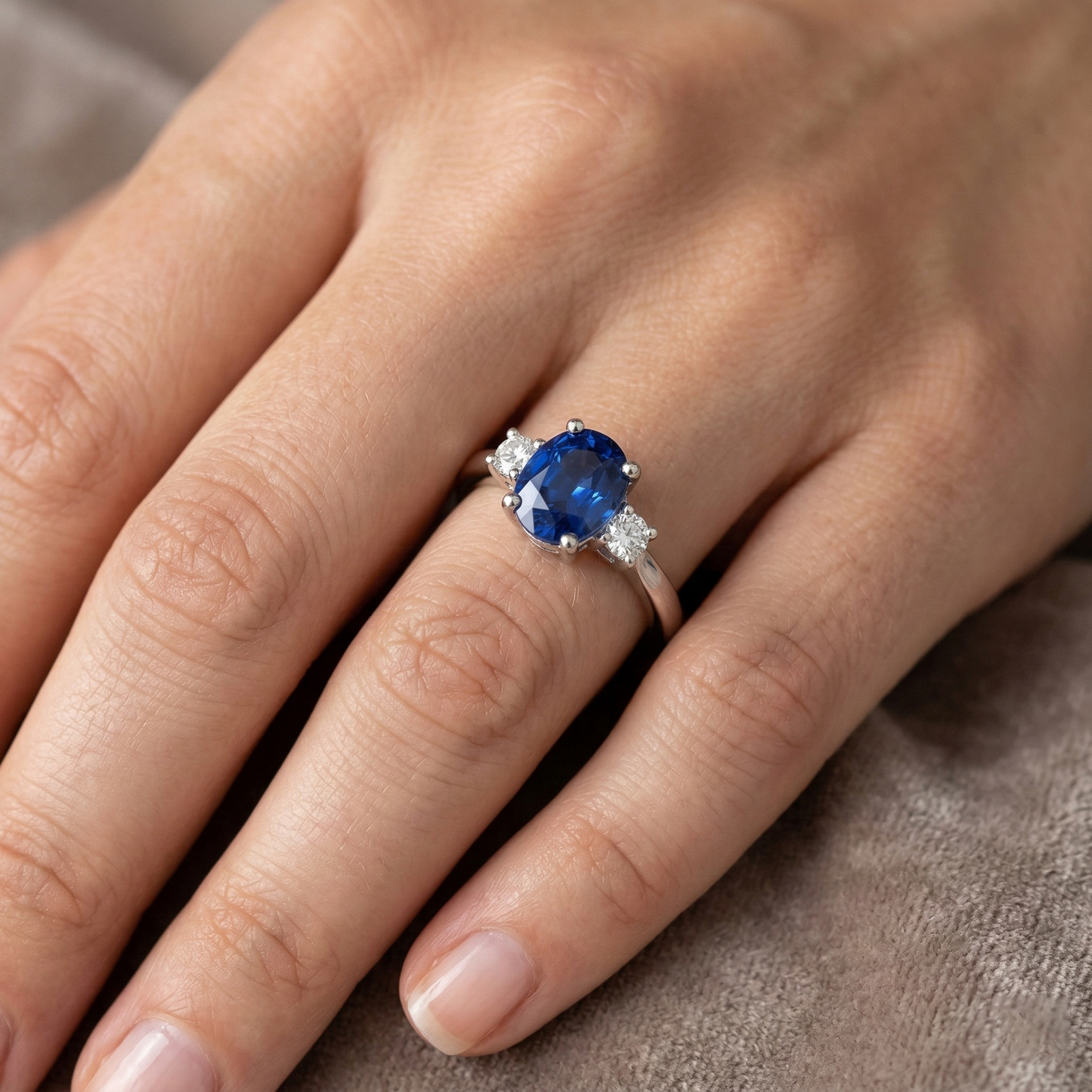 Anello in oro bianco 14K con diamanti e zaffiro di Ceylon da 1,70 carati