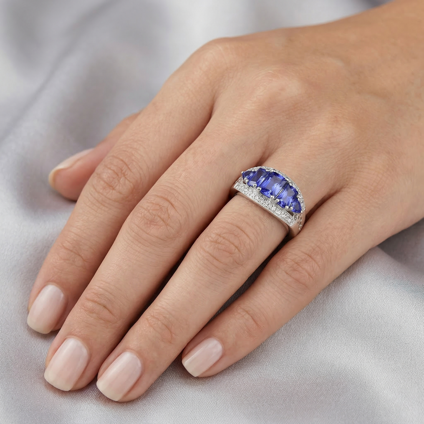 Anello in oro bianco 14K con diamanti zaffiro dello Sri Lanka da 5.50 carati