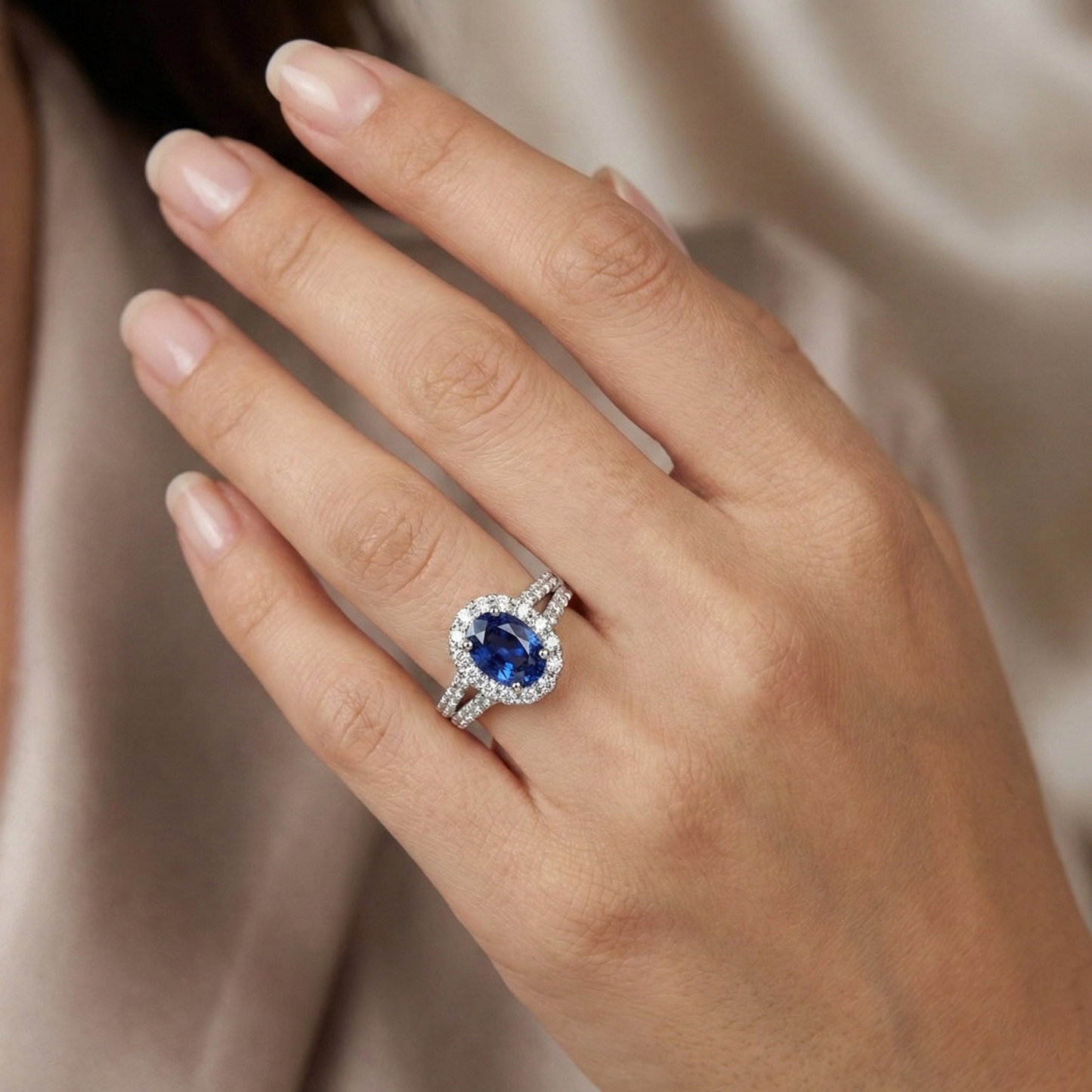 Anello in oro bianco 14k con zaffiro blu ovale e diamanti rotondi da 3 ct