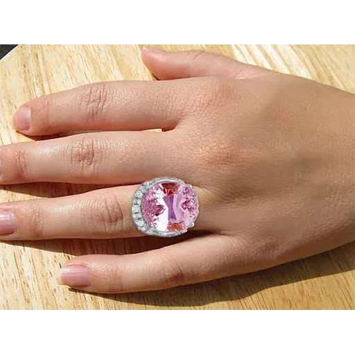 Anello in oro bianco 14 kt con Kunzite rosa da 36.75 ct con diamanti