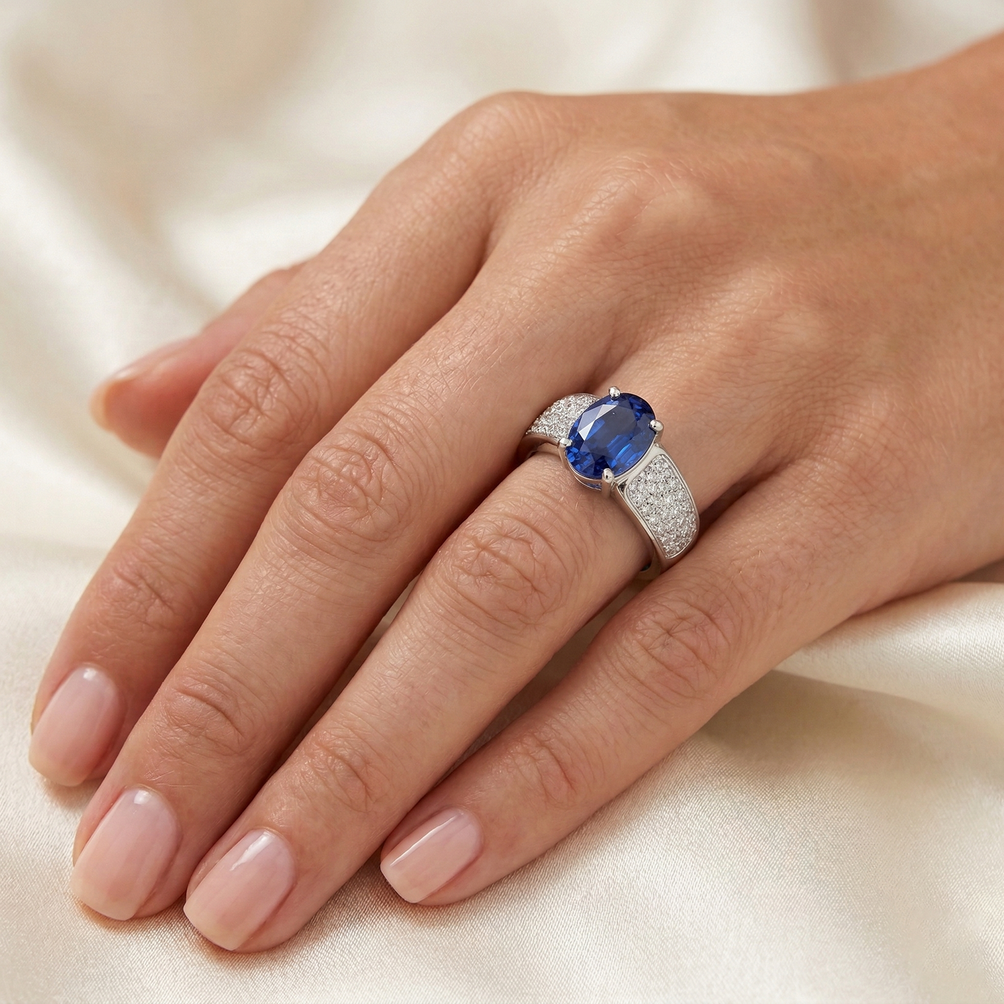 Anello in oro bianco con zaffiro blu dello Sri Lanka e diamanti rotondi 4.40 carati
