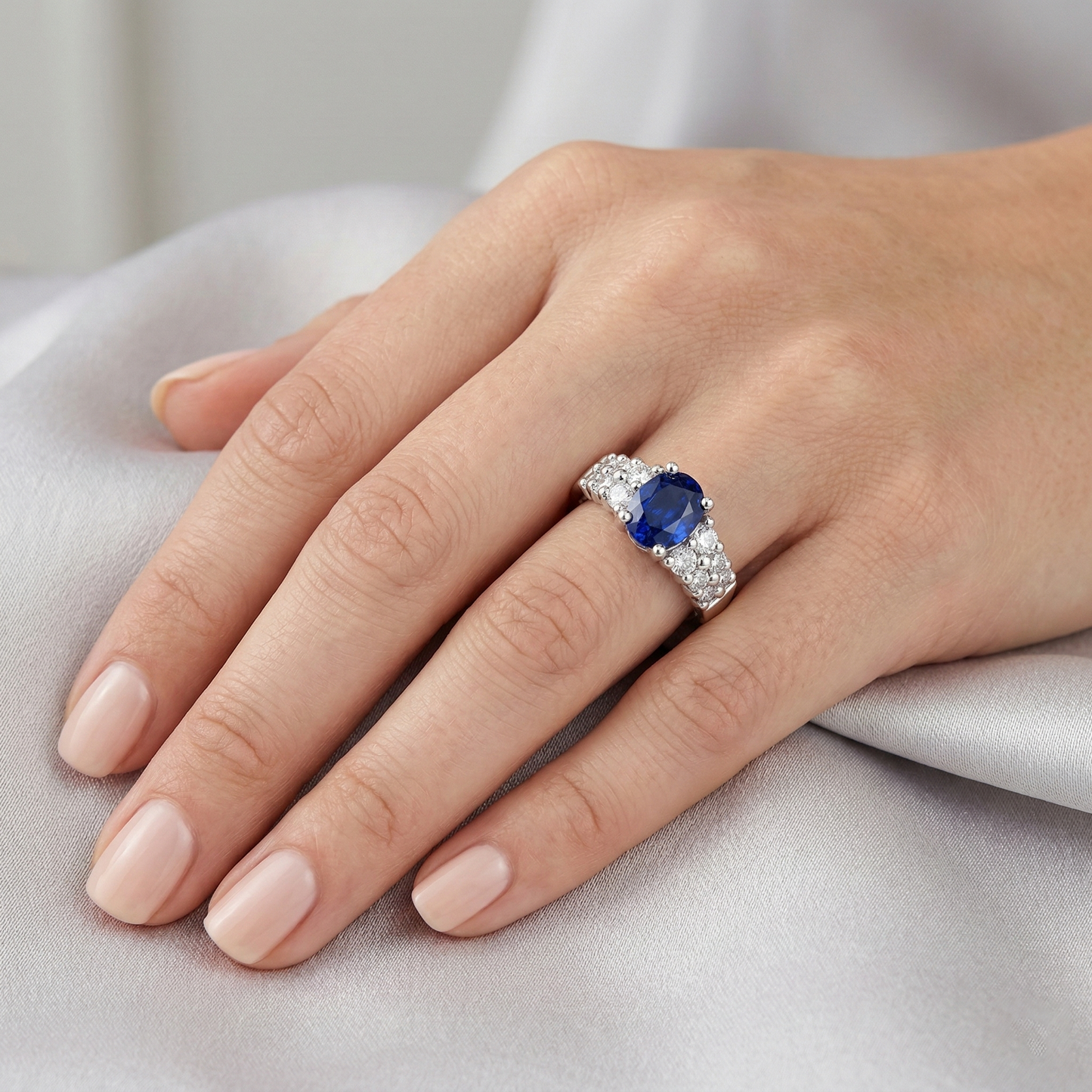 Anello in oro bianco con zaffiro blu di Ceylon taglio ovale da 2 carati Nuovo