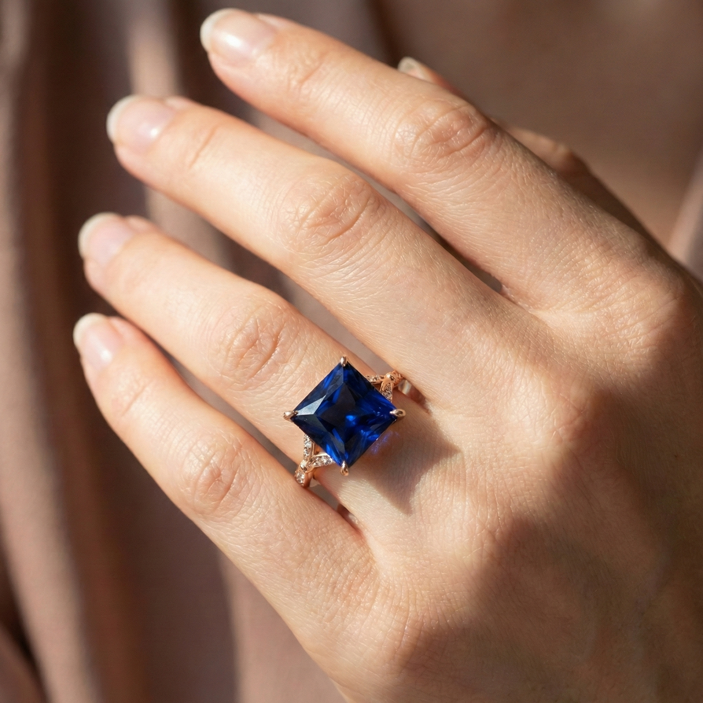 Anello in oro rosa con accenti di zaffiro blu taglio principessa 5.50 carati