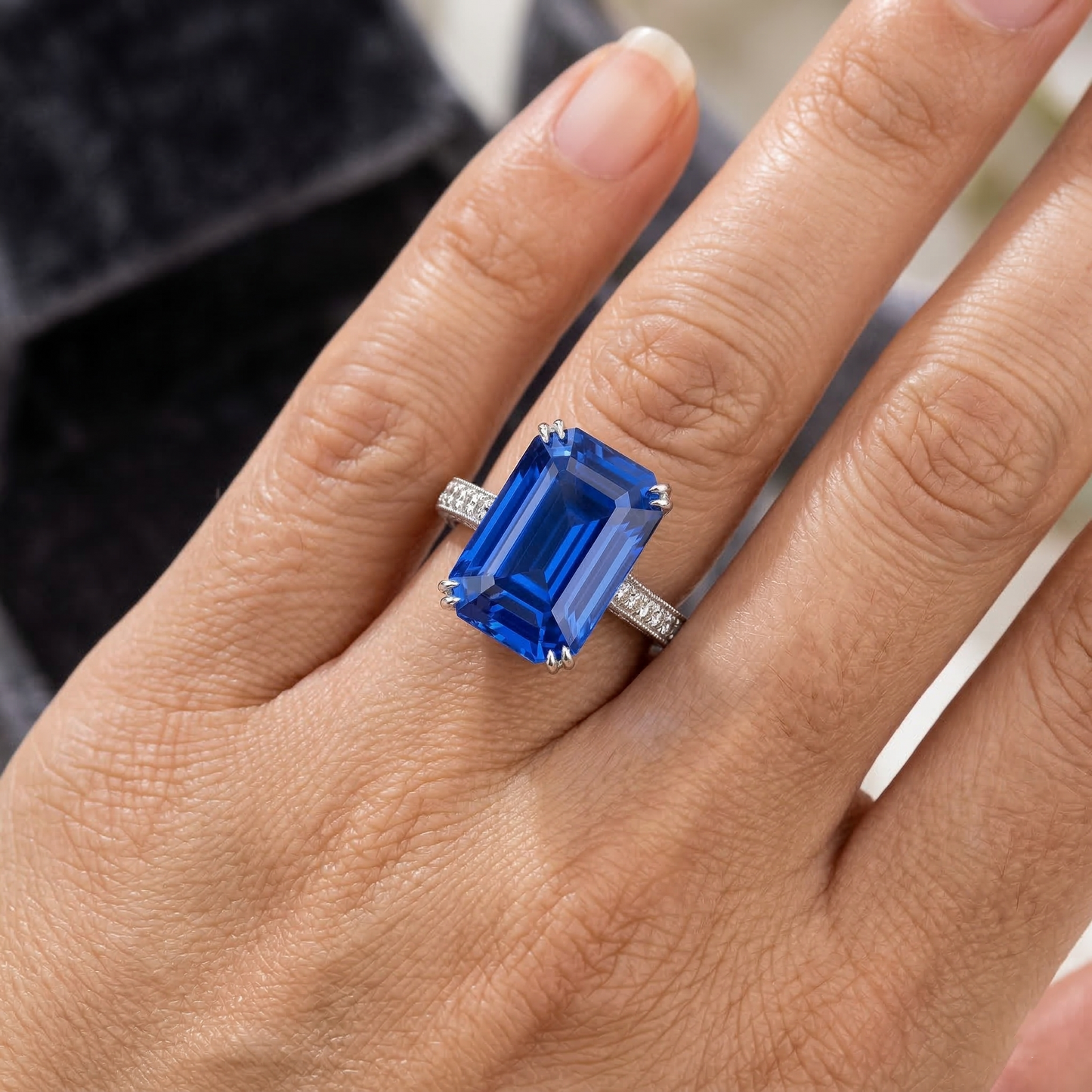 Anello in stile Antico Diamanti Naturali Autentici ( non creati in laboratorio ) Zaffiro Blu Smeraldo 8 Carati Accentati Oro Bianco 14K