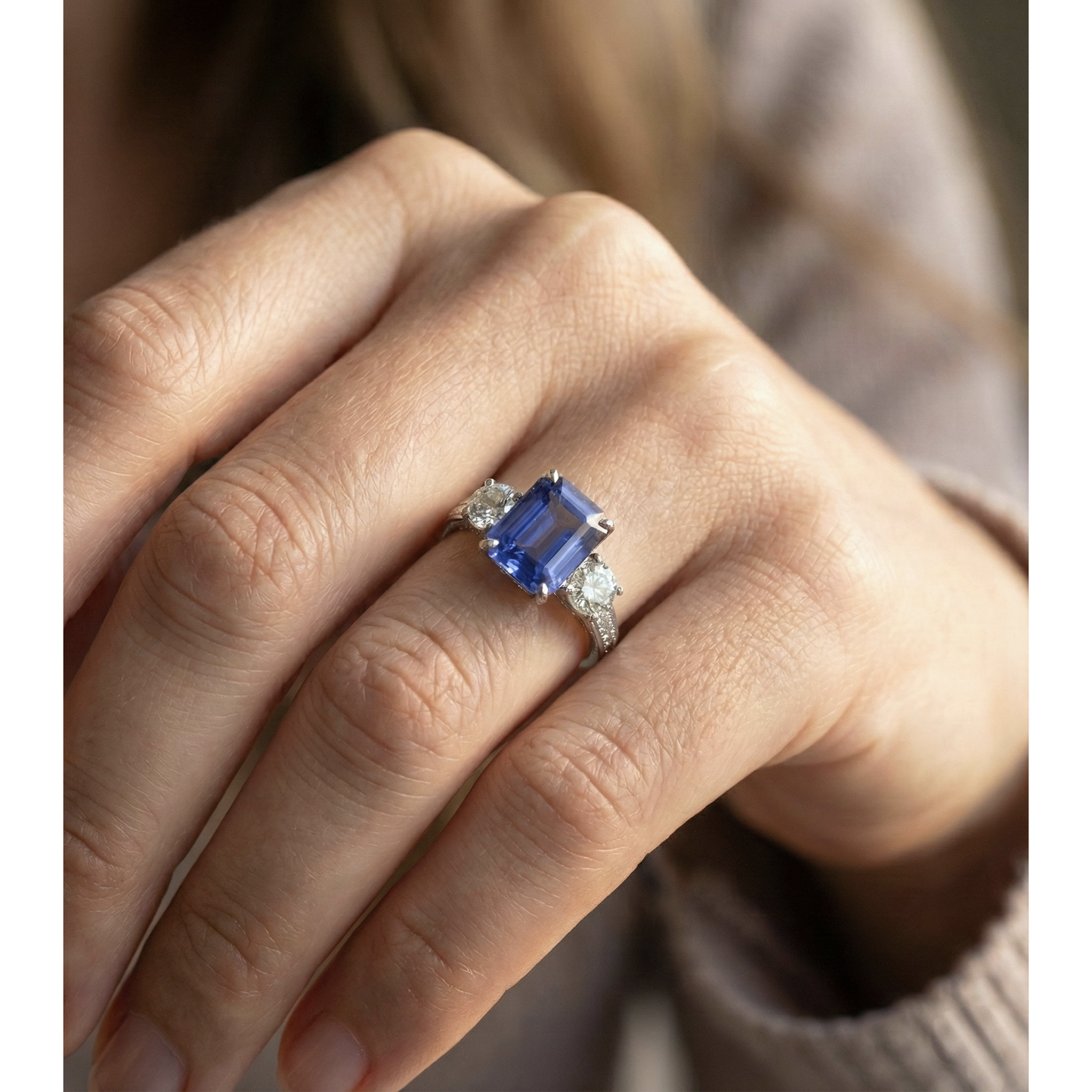 Anello in stile antico con tre pietre di zaffiro smeraldo di Ceylon a 3 carati