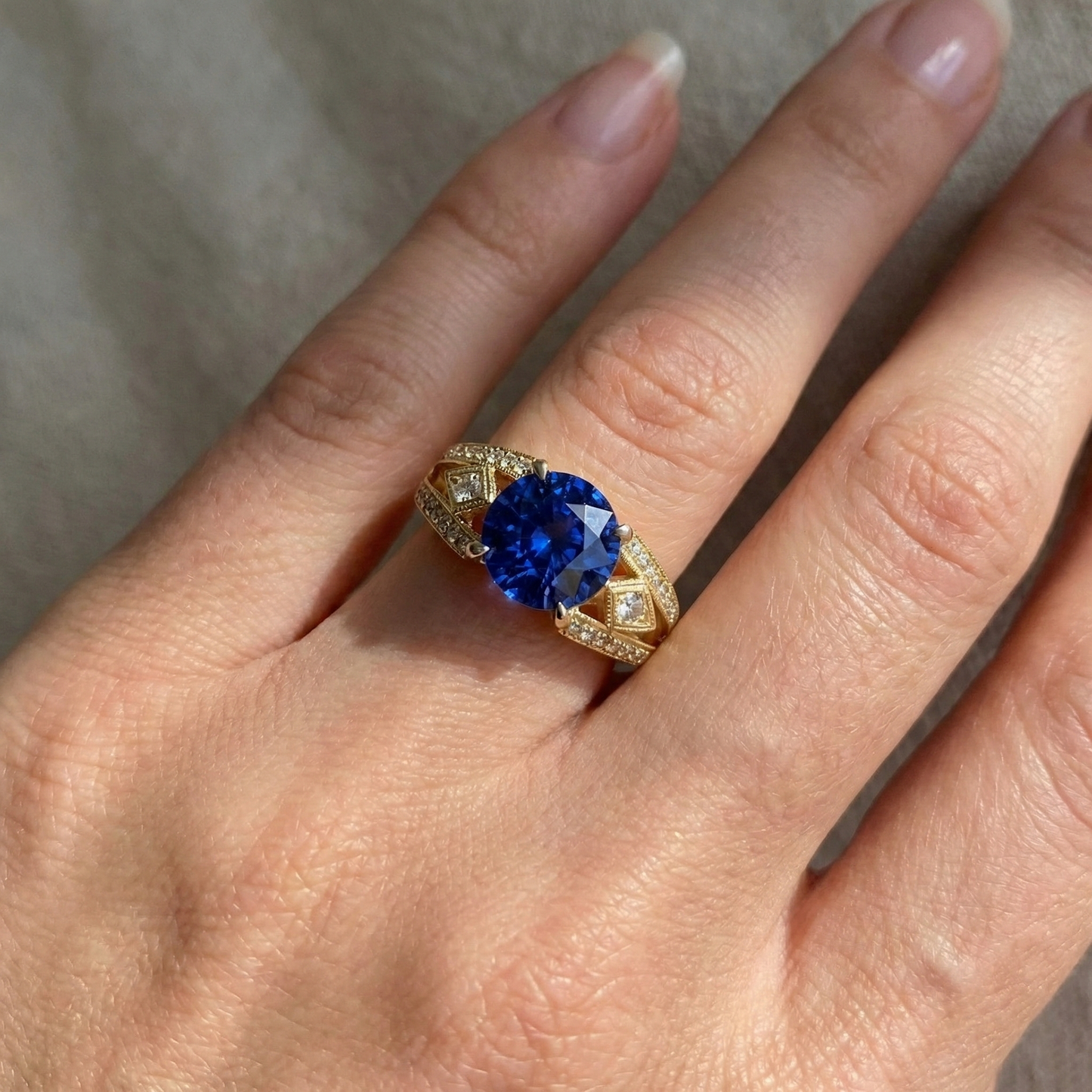 Anello in stile antico con zaffiro Ceylon da 3,76 carati e diamanti tondi