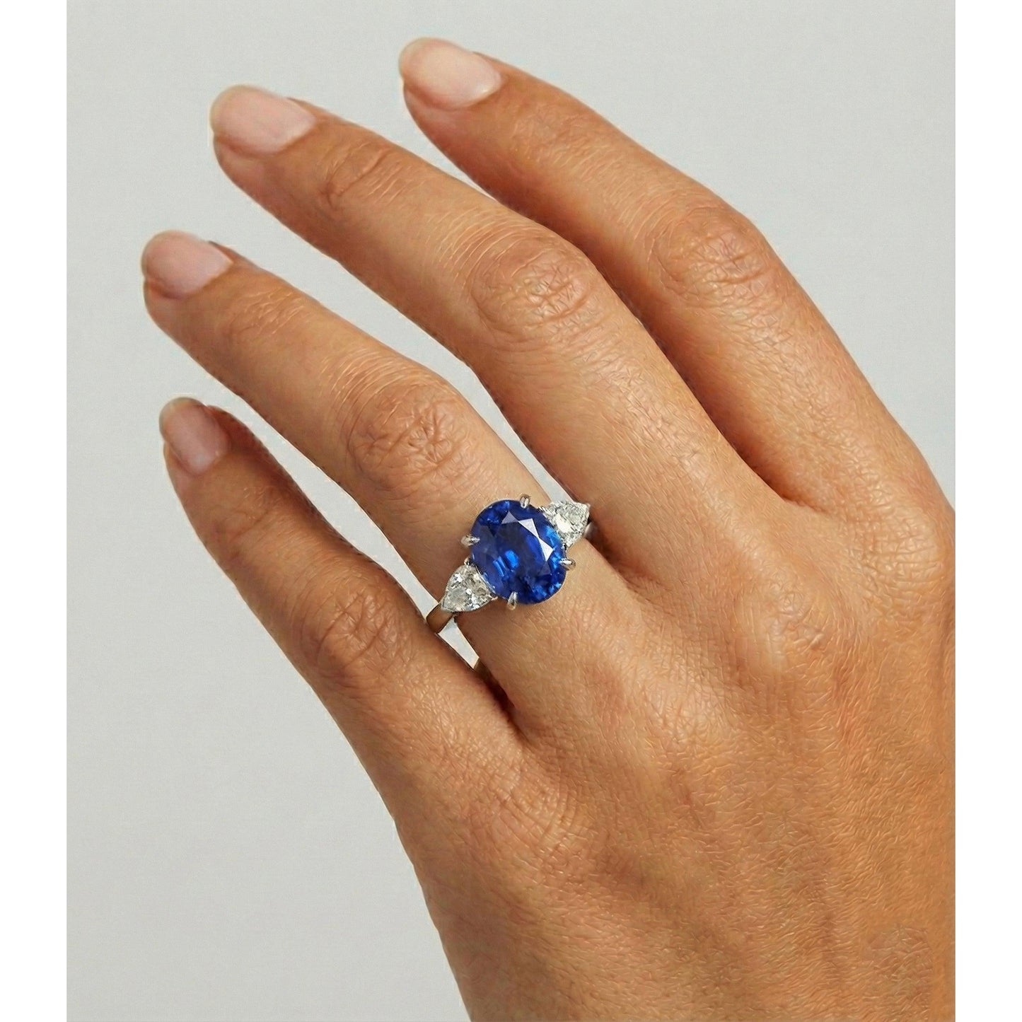 vero oval diamante 4.50carati anello vista di profilo