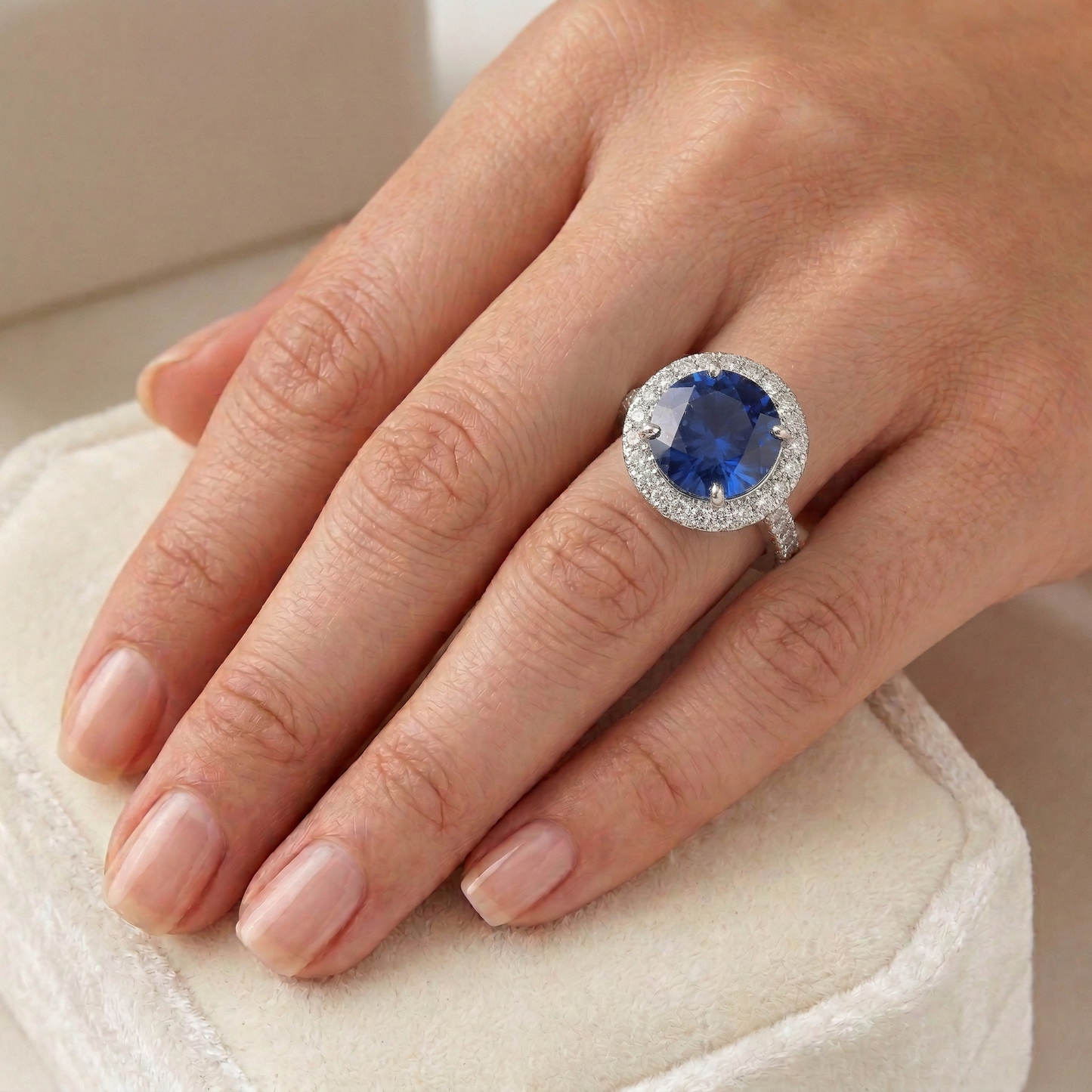 Anello rotondo con zaffiro dello Sri Lanka e diamanti, 5,75 carati, oro bianco 14K