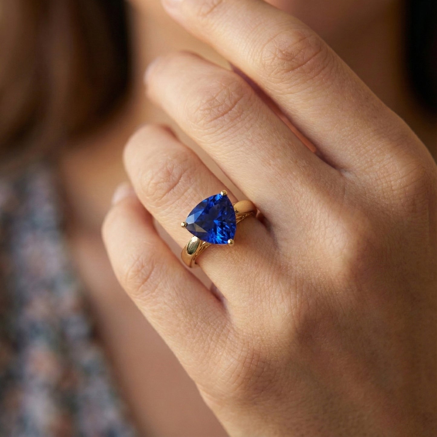 Anello solitario con gioielli in oro giallo trilioni di zaffiri blu da 3 carati