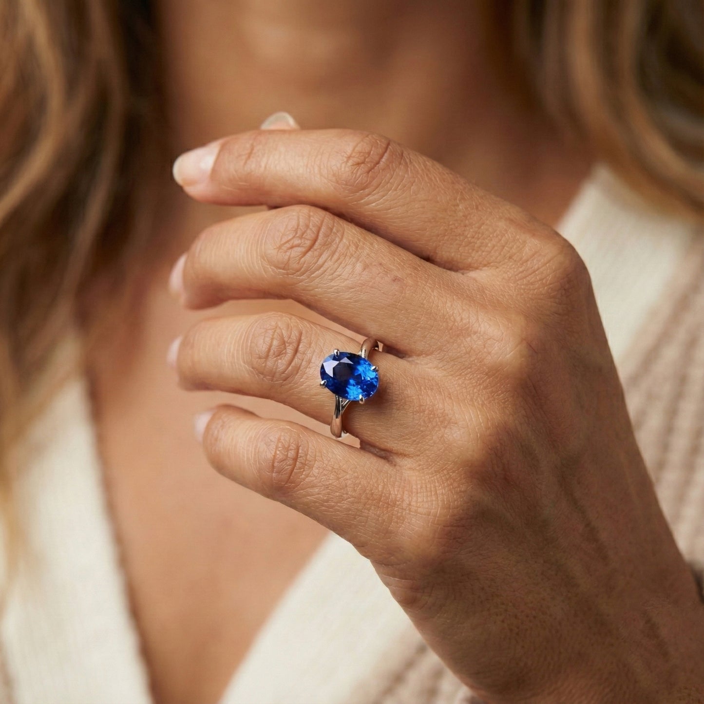 Anello solitario con set di zaffiri di Ceylon a taglio ovale da 3 carati