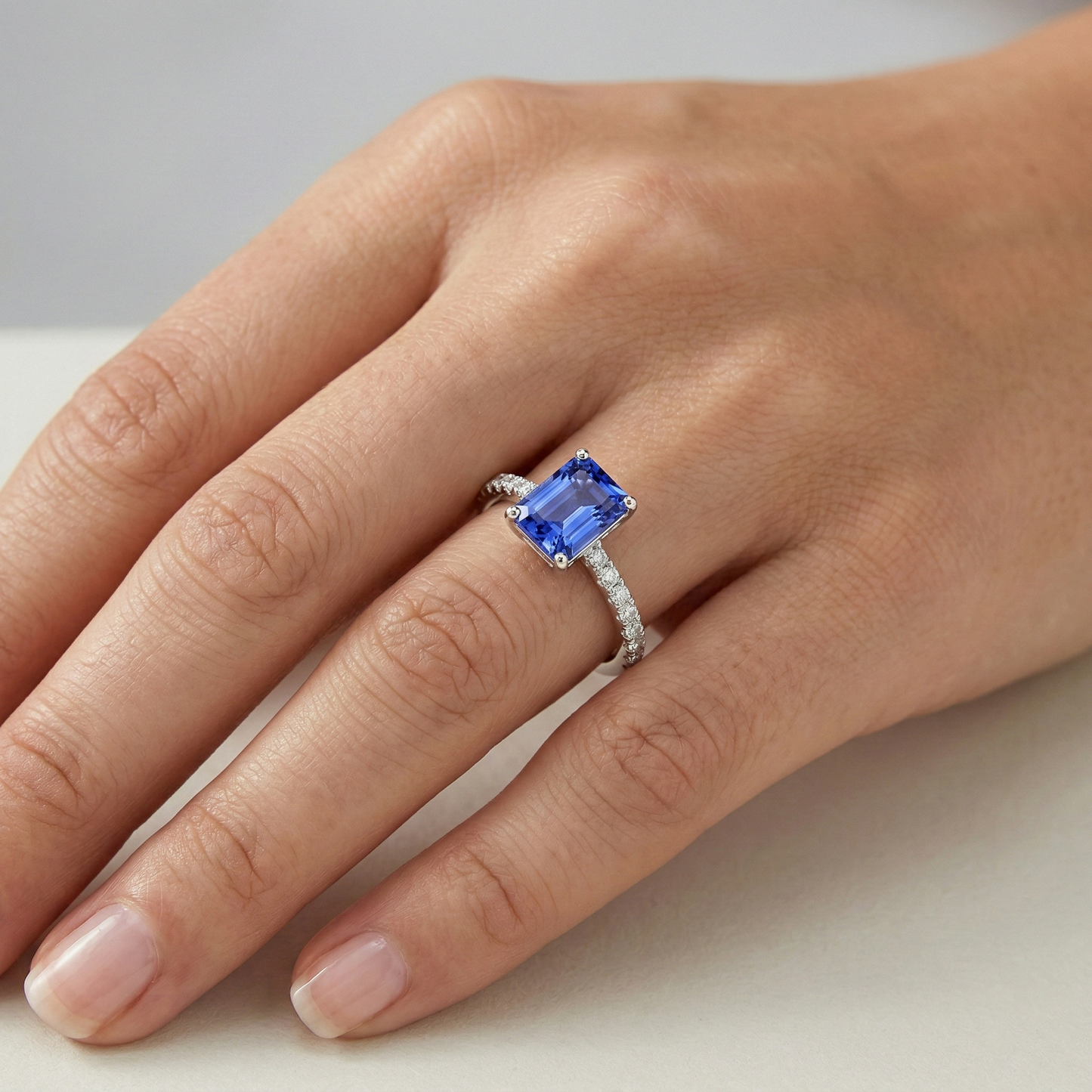 Anello solitario con zaffiro di Ceylon con accenti 3 carati pavé di diamanti incastonati
