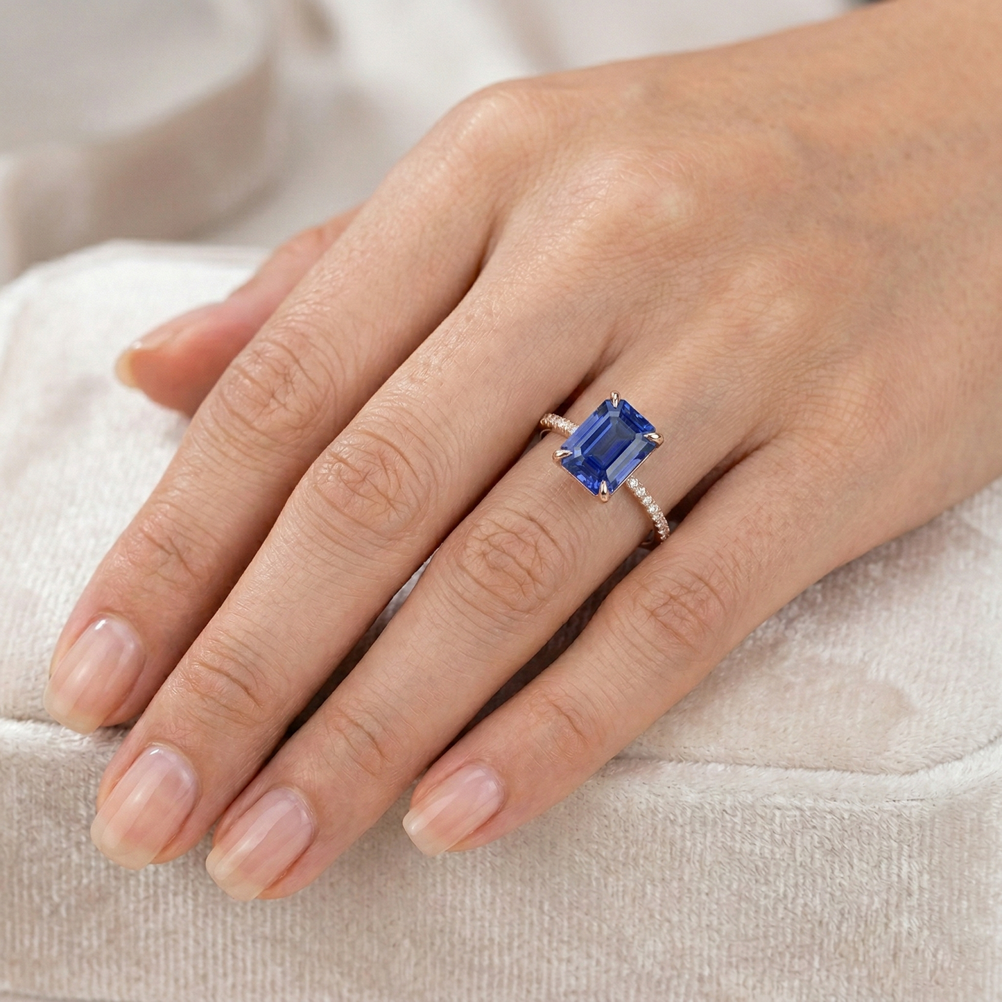 Anello solitario diamante accenti zaffiro Ceylon taglio smeraldo 4.50 carati