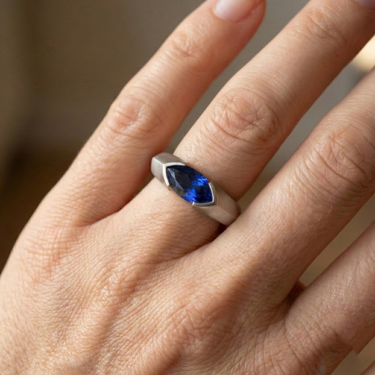 Anello solitario in oro bianco 14K con lingotto Ceylon Sapphire Marquise da 1 carato