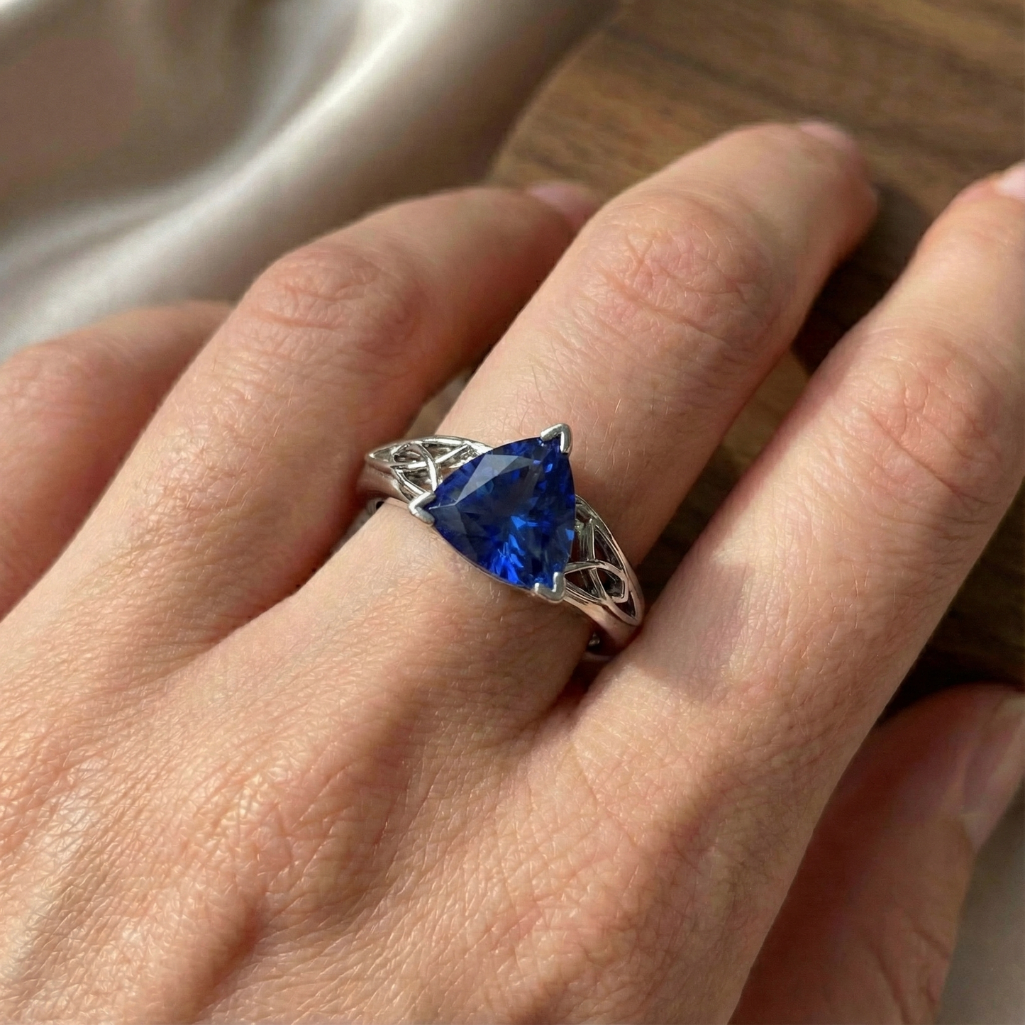 Anello solitario in stile antico con zaffiro blu da 2 trilioni di carati a V