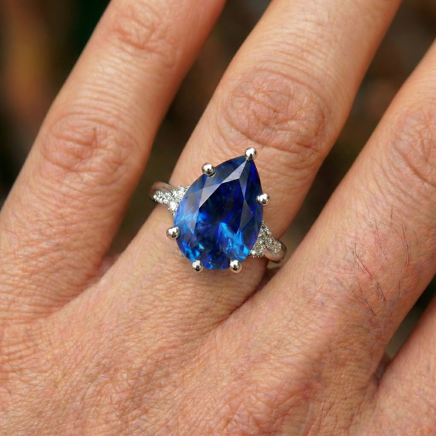 Anello stile 3 pietre con accenti diamante e zaffiro blu pera 6 carati