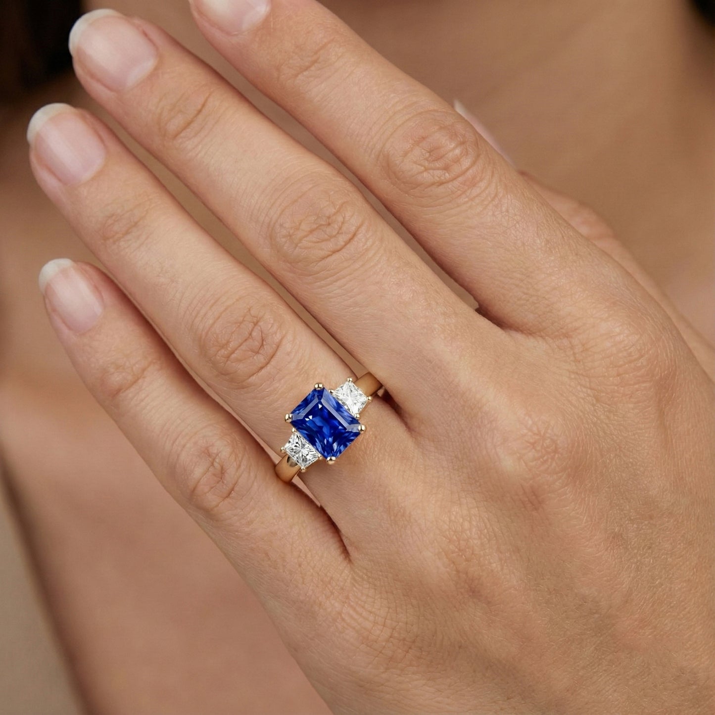 Anello trapezoidale e zaffiro radiante con 3 pietre e diamanti in oro giallo 3 carati