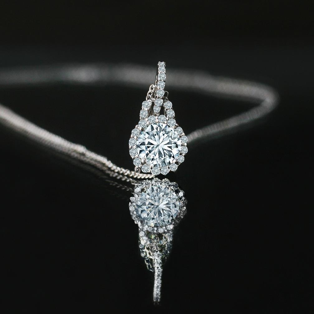 Collana Pendente Con Naturale Diamante Tondo Alone Da 1,27 Carati In Oro Bianco 14K