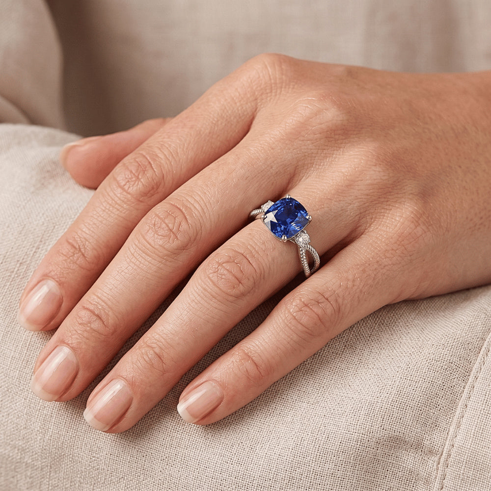 Cuscino per anello con 3 pietre in zaffiro blu stile corda 2.25 carati con gambo diviso