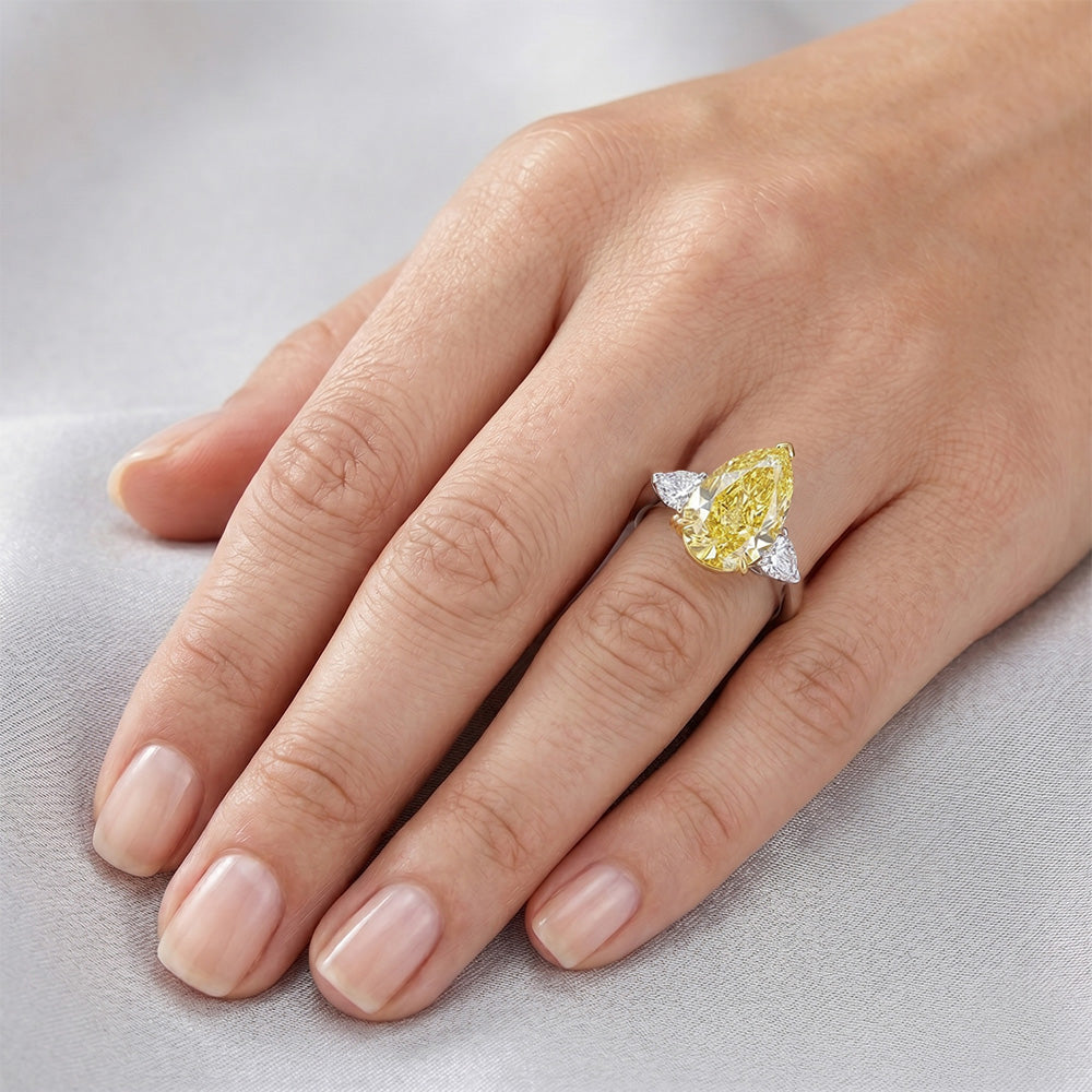 Diamante Canarino VVS Anello Trilogy – 3,25 carati in Oro Due