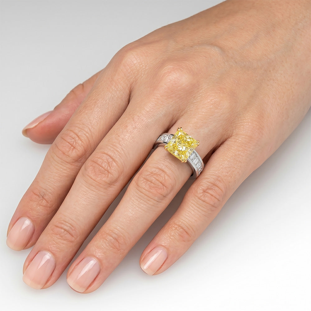 Diamante Giallo Canarino VVS Anello con Pavé Halo 3,75 carati in