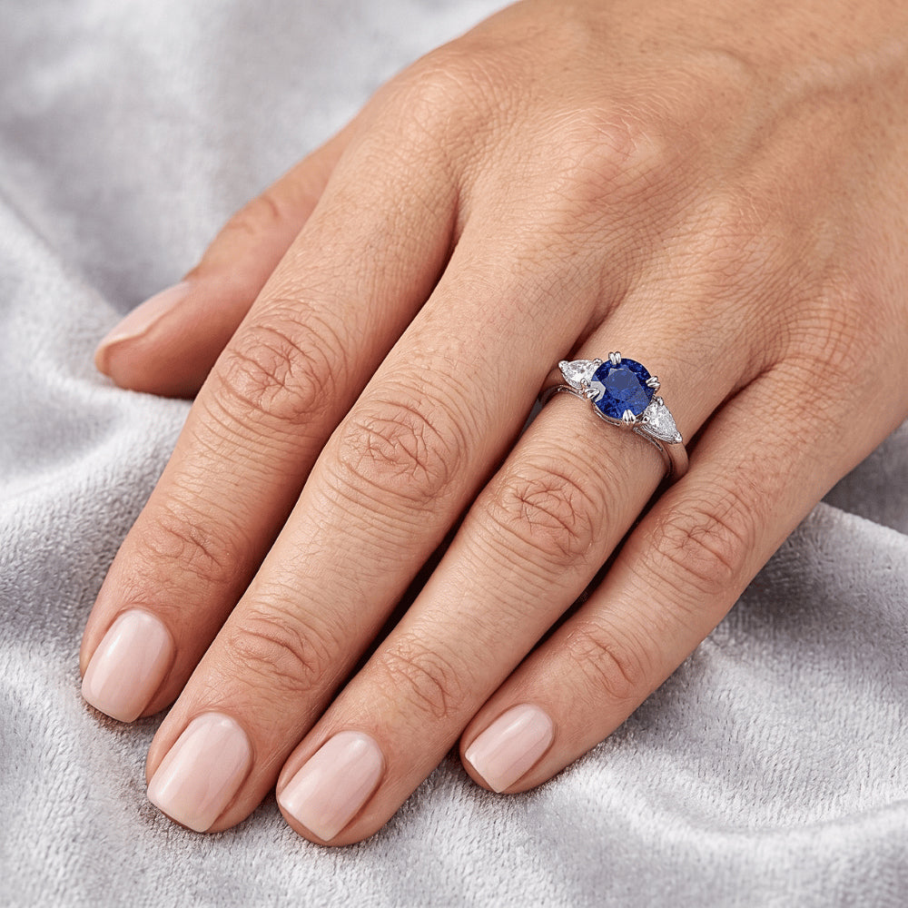 Diamanti Naturali Autentici ( non creati in laboratorio ) pera da 1,50 carati Anello rotondo in zaffiro con 3 pietre di zaffiro blu e oro bianco 14K