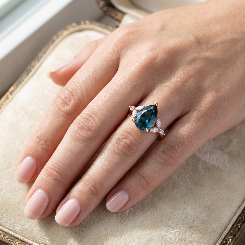 Elegante Trilogia con Alessandrite VVS – 4 carati