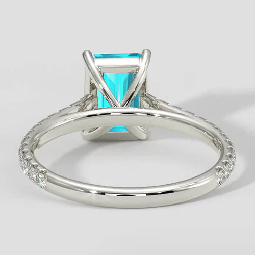 Elegante anello Paraiba taglio smeraldo