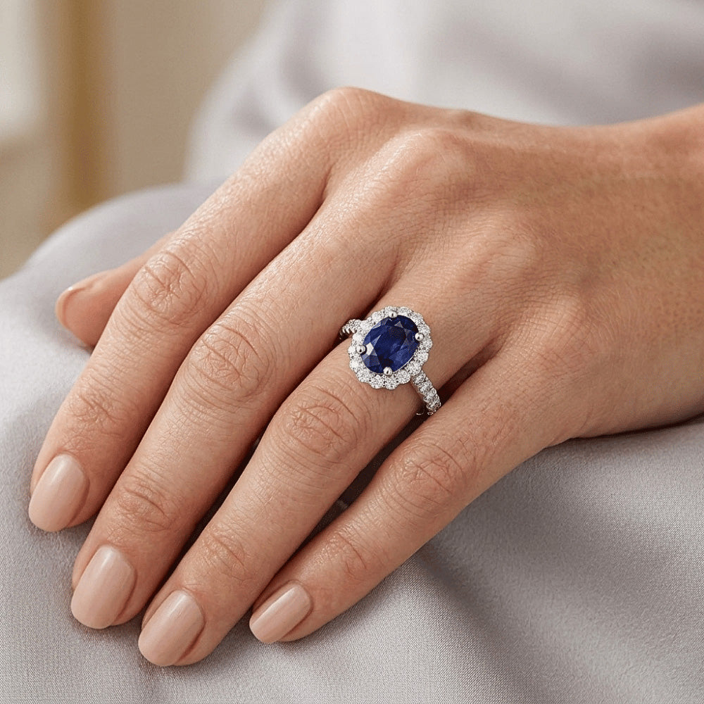 Fede Halo con 6 carati Zaffiro ovale blu intenso in oro bianco 14K