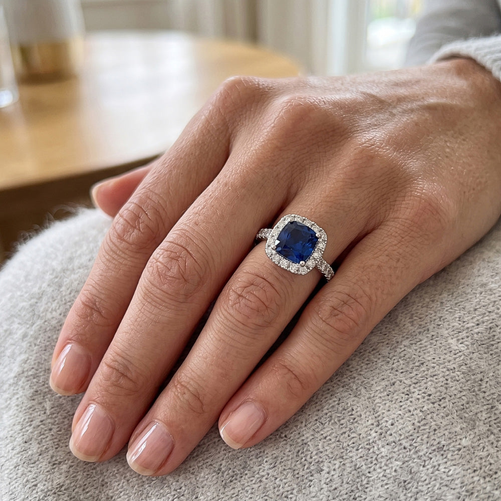 Fede nuziale Halo con zaffiro dello Sri Lanka da 3,90 carati e diamanti in oro bianco 14K