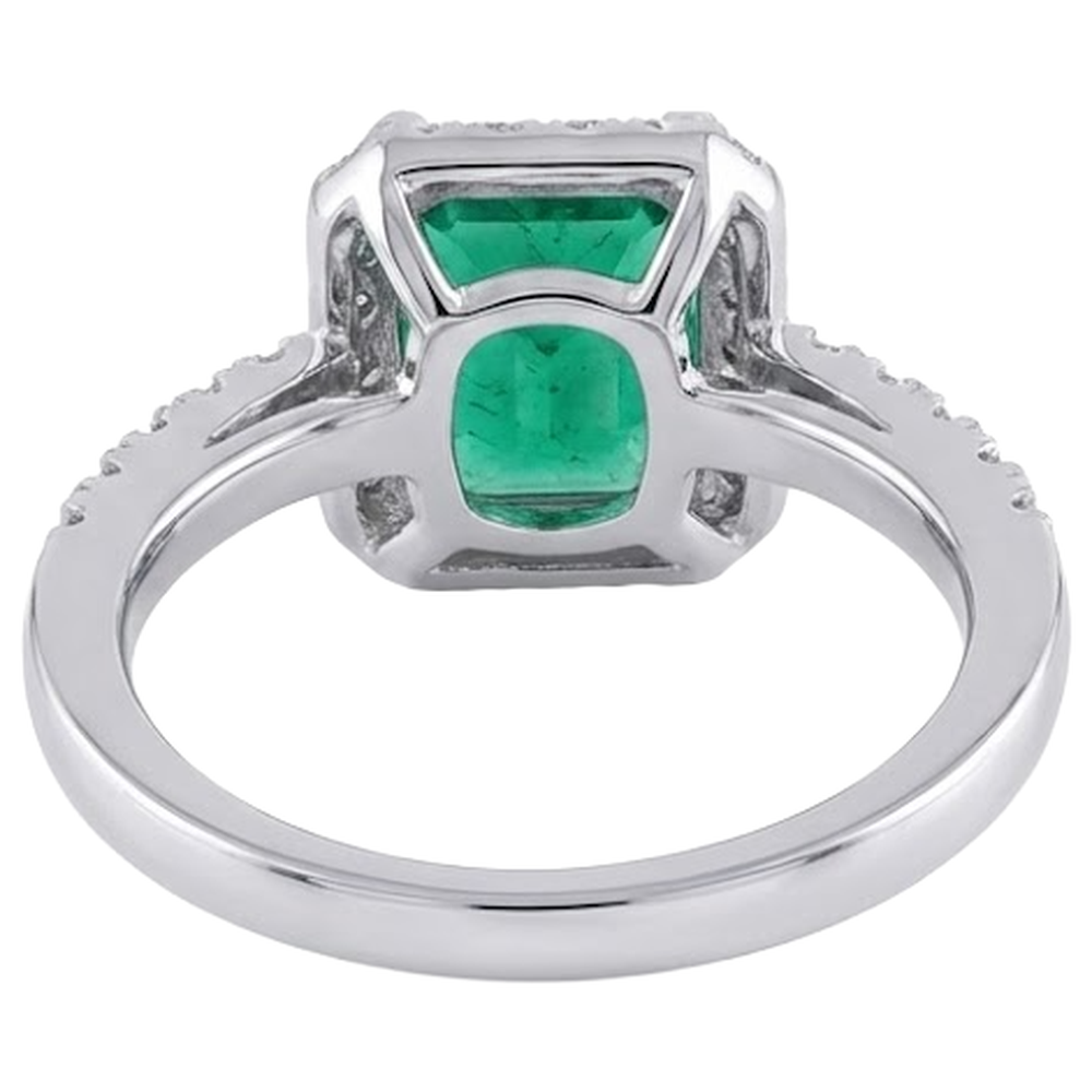 Fede nuziale in oro bianco con smeraldo verde e diamanti da 4.40 carati