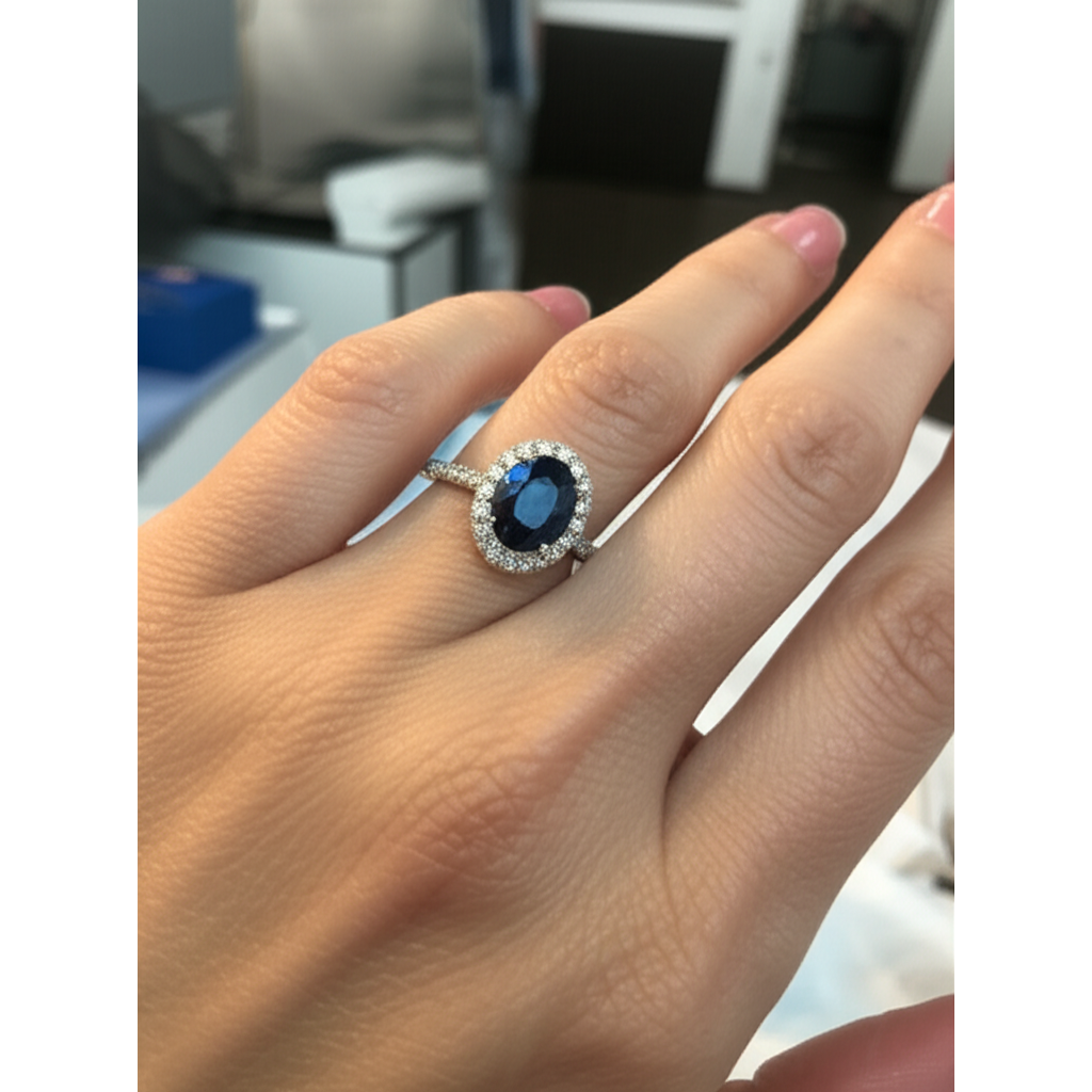 Fede nuziale ovale con zaffiro blu e diamanti da 2.25 carati. oro bianco 14K
