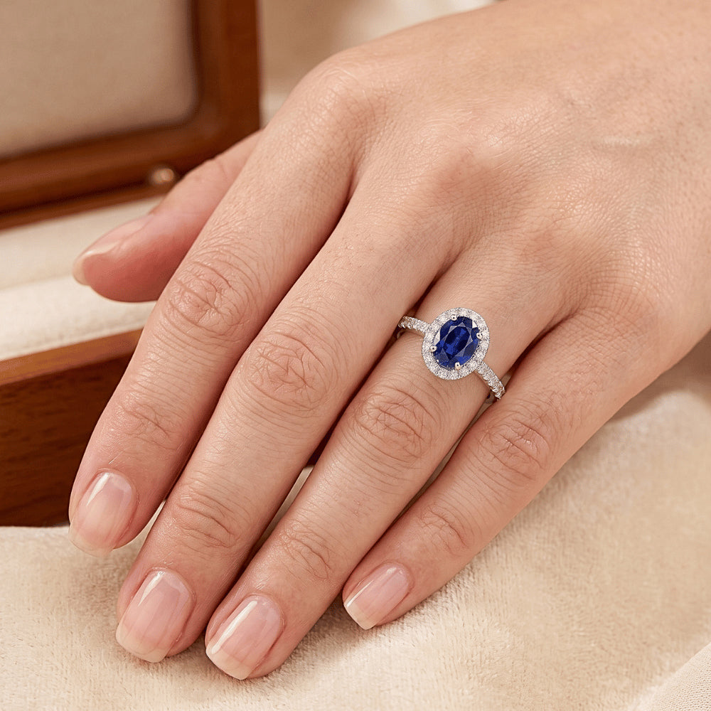 Fede nuziale ovale con zaffiro blu e diamanti da 2.25 carati. oro bianco 14K